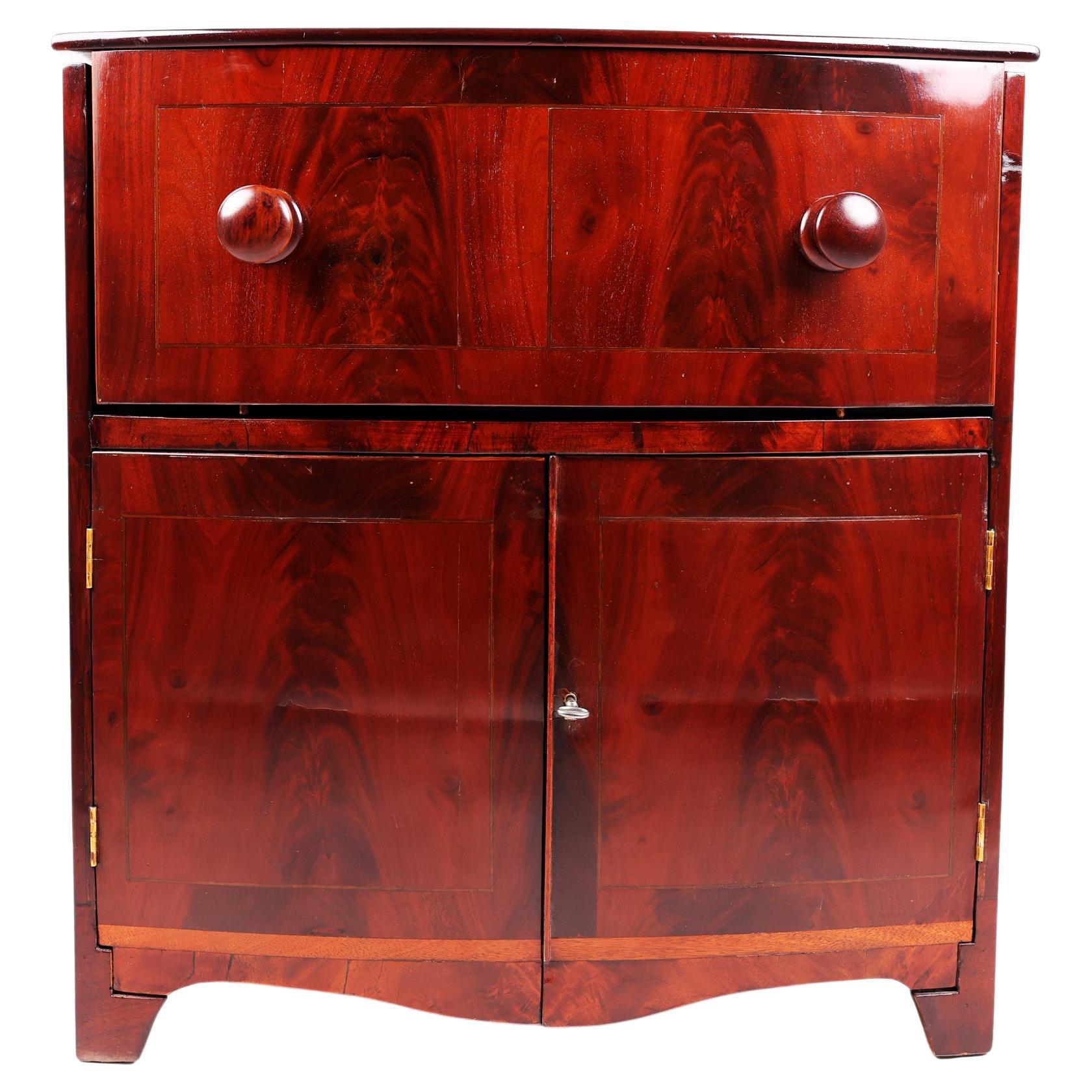 Englisches Schränkchen oder Minibarschrank aus dem 19. Jahrhundert.

Antiker kleiner Schrank schön furniert mit Mahagoni mit fantastischer Maserung. Ideal für die Verwendung als Minibar.

Zustand:Zustand:
Der Zustand dieses Schrankes ist sehr gut.