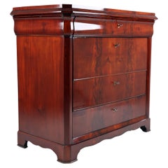 Cómoda de caoba Biedermeier del siglo XIX