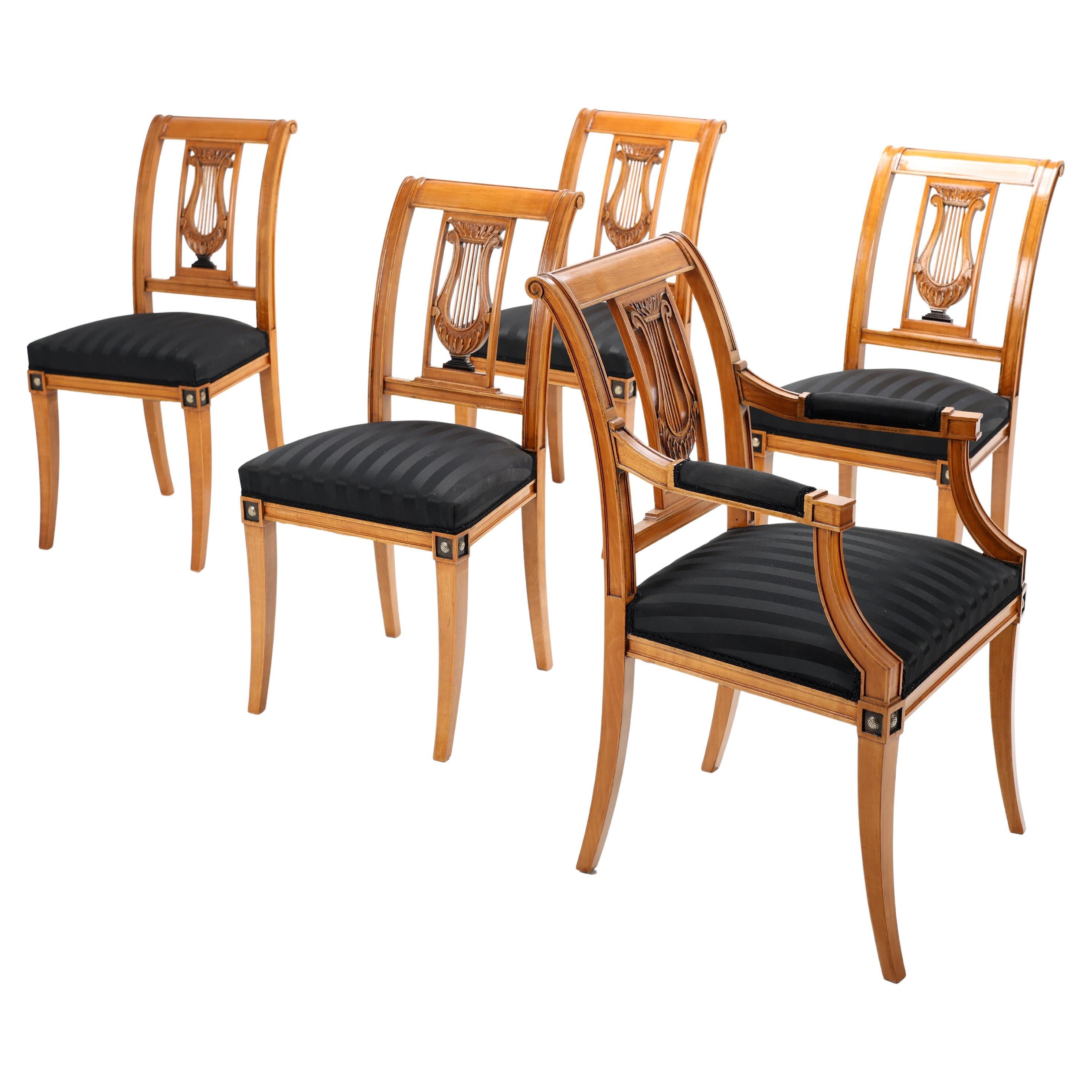 Collezione di dodici sedie della fine del XIX secolo 
1890-1900,
Legno di Beeche,

Ti presentiamo un'eccezionale collezione di dodici sedie a cavallo tra il XIX e il XX secolo. Due di queste, progettate con braccioli, sono perfette per occupare una