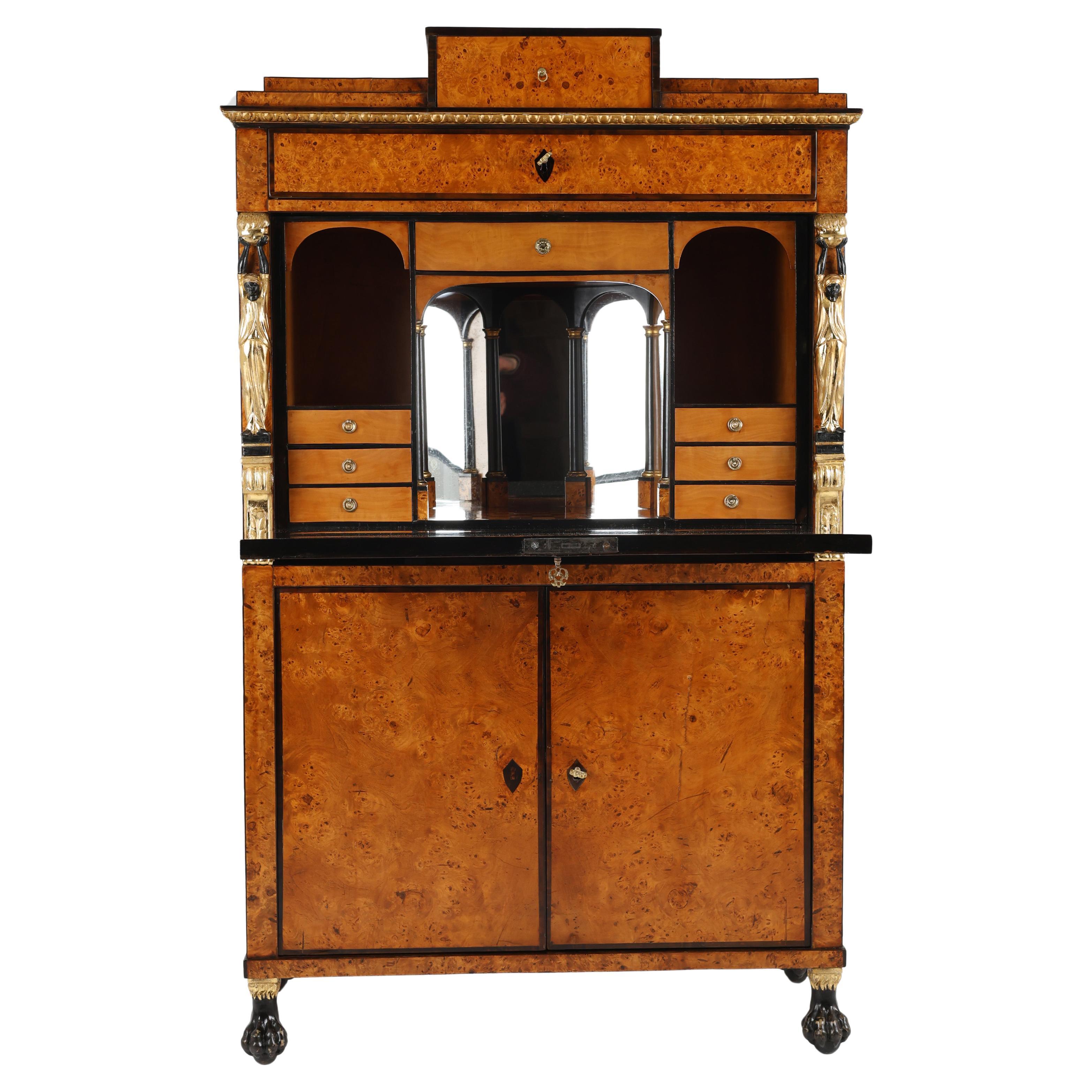 Un secrétaire vienés de principios del siglo XIX
Abedul Burl

Un secrétaire vienés de principios del siglo XIX es una auténtica obra maestra de la ebanistería. Su cuerpo está fabricado con madera blanda y cuidadosamente chapado con abedul burl