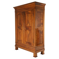 Deutscher Biedermeier-Kleiderschrank aus massivem Nussbaumholz, um 1820