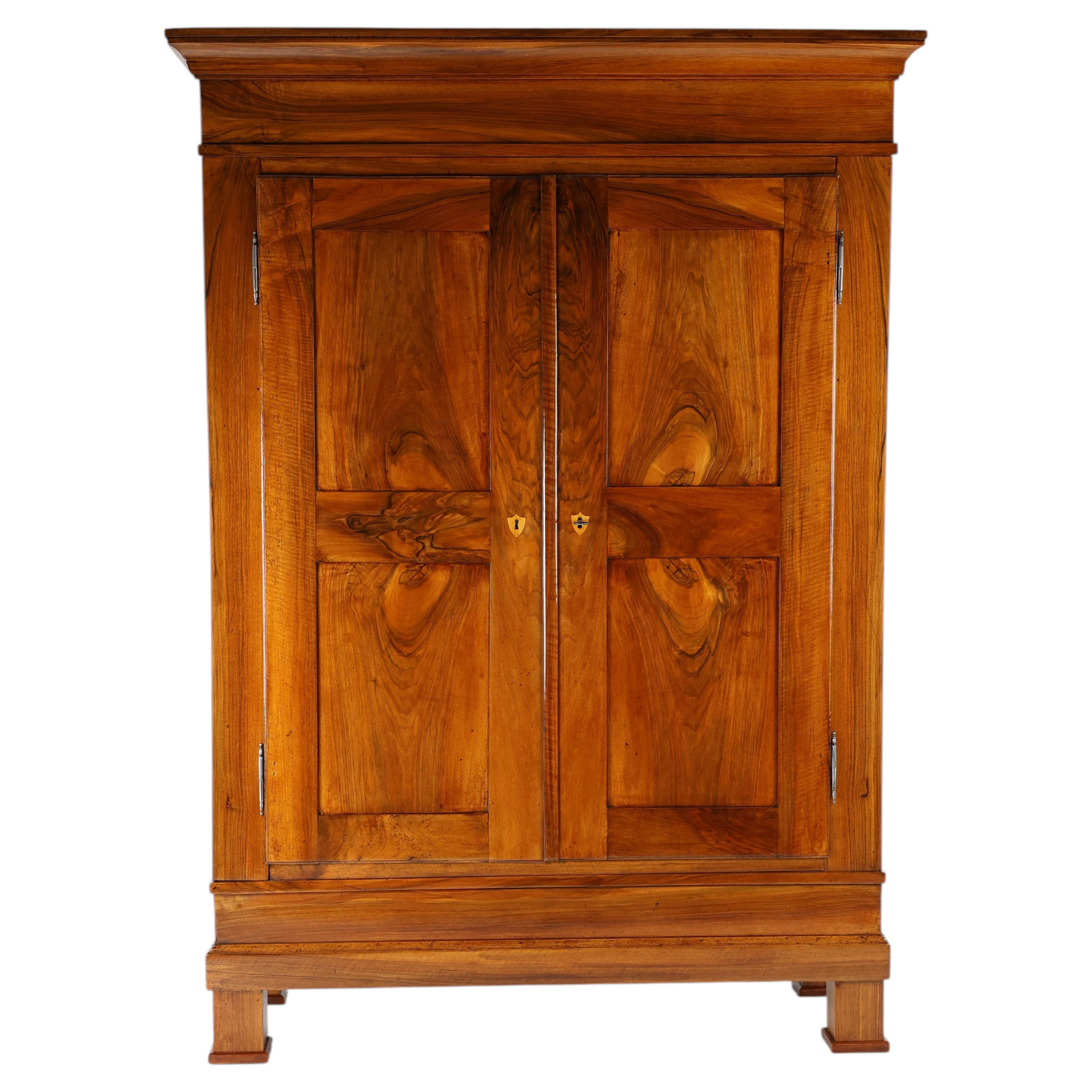 Armario alemán de estilo Biedermeier de nogal macizo, de alrededor de 1820