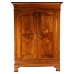 Armoire allemande de style Biedermeier en noyer massif, vers 1820