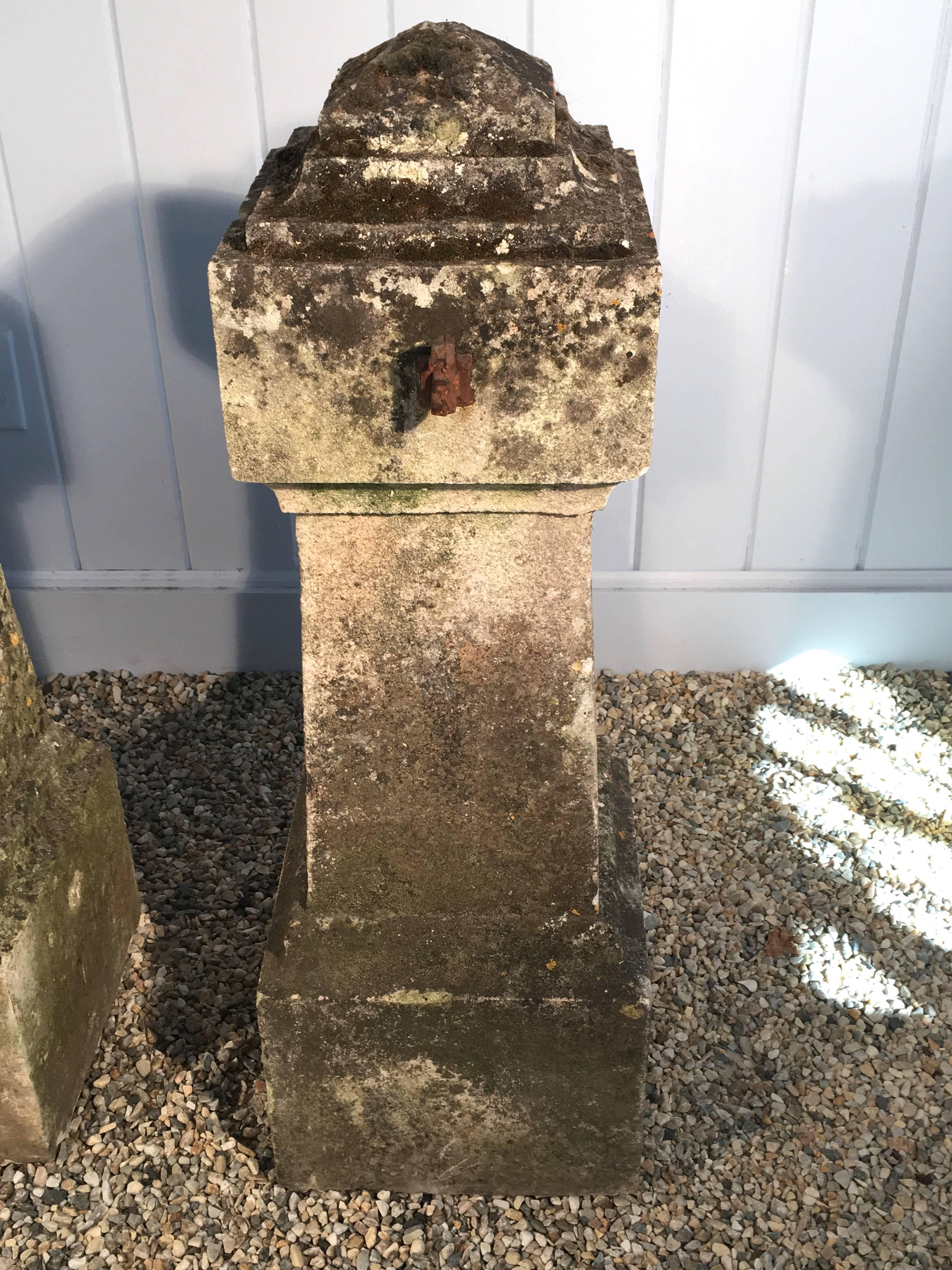 Magnificent Set of Three 18th Century Limestone Entrance Pillars with Chains  In Good Condition In Woodbury, CT