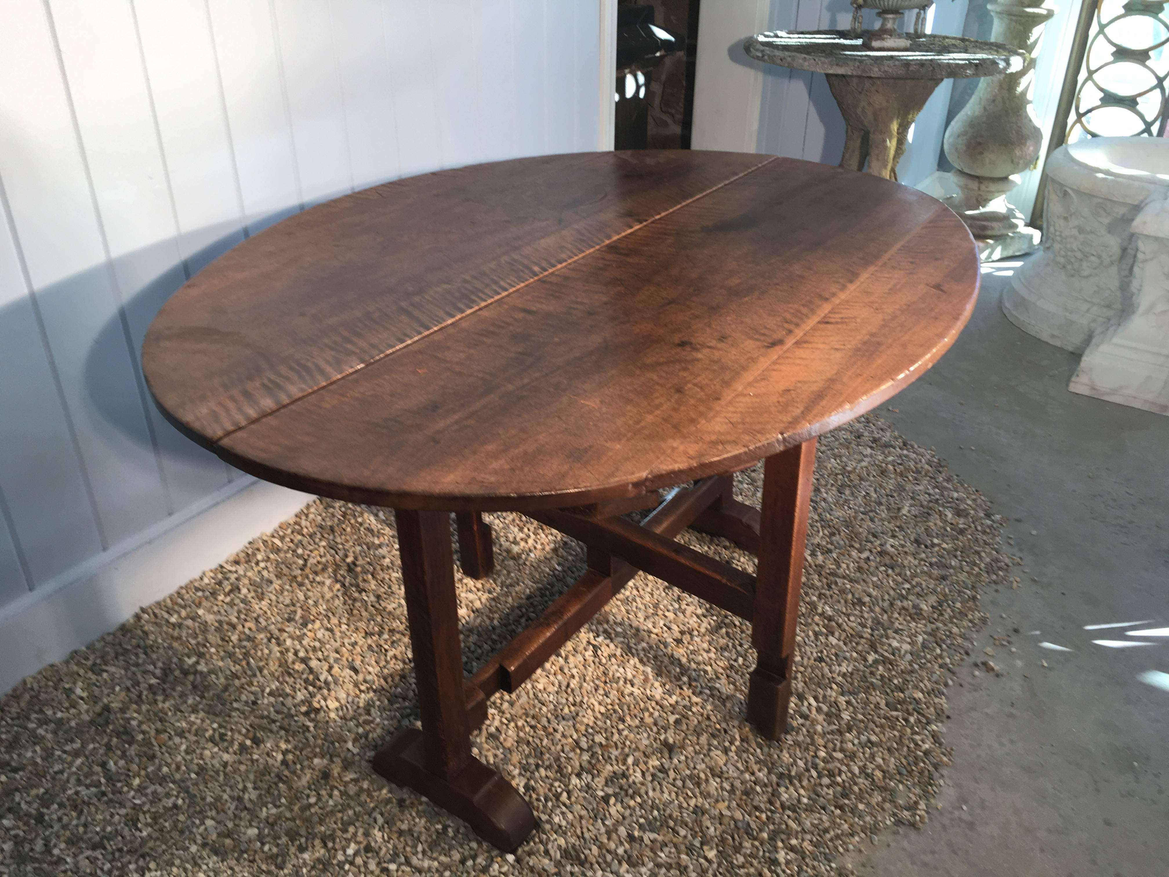 19th Century French Walnut Vendange Wine-Tasting Table In Excellent Condition In Woodbury, CT