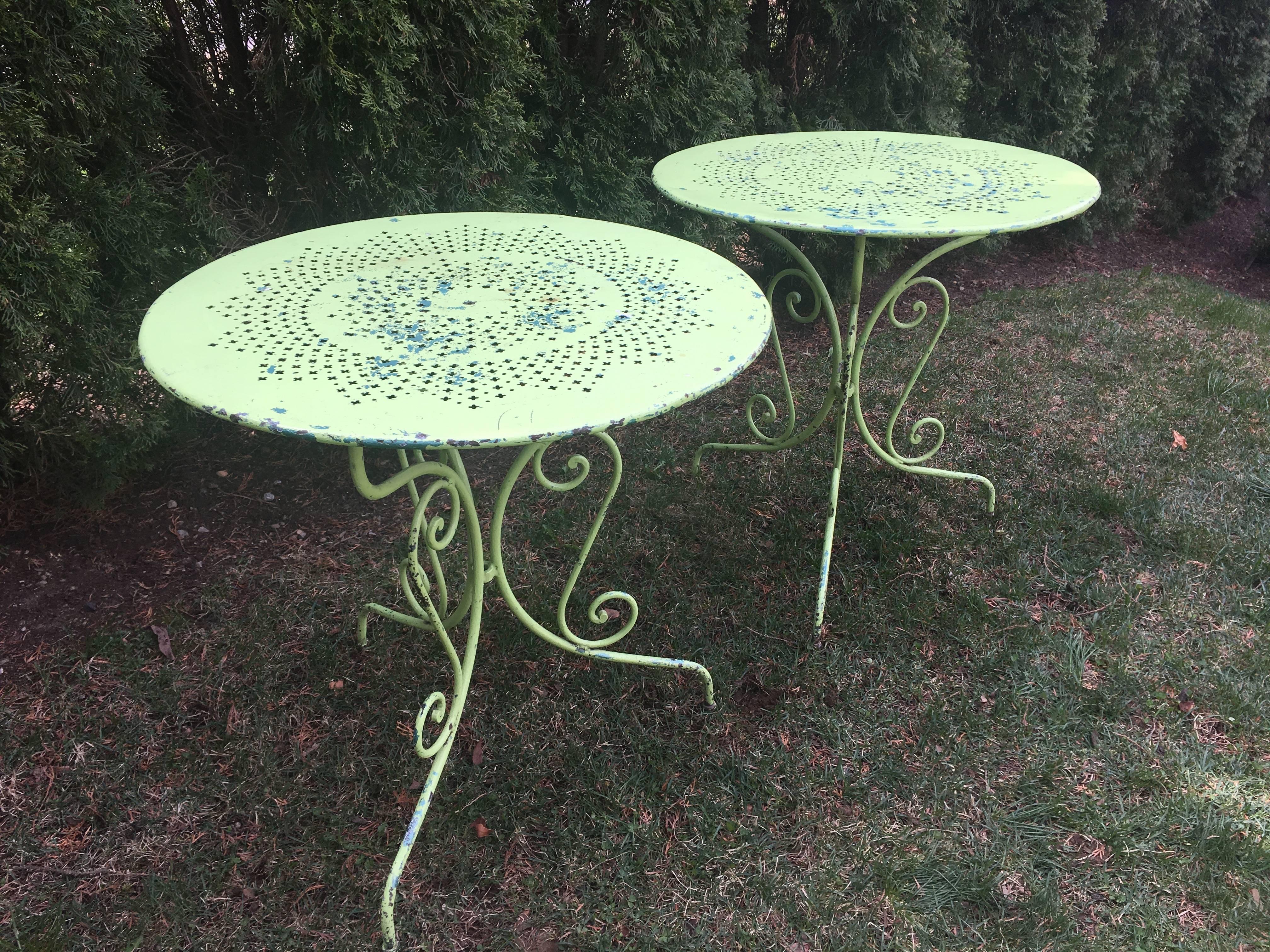 We love the acid green over dark blue paint on these pierced top tables and their scrolled legs are elegant without being fussy. Perfect in the garden as side tables or on your terrace for a cup of morning coffee. In wonderful condition, we can