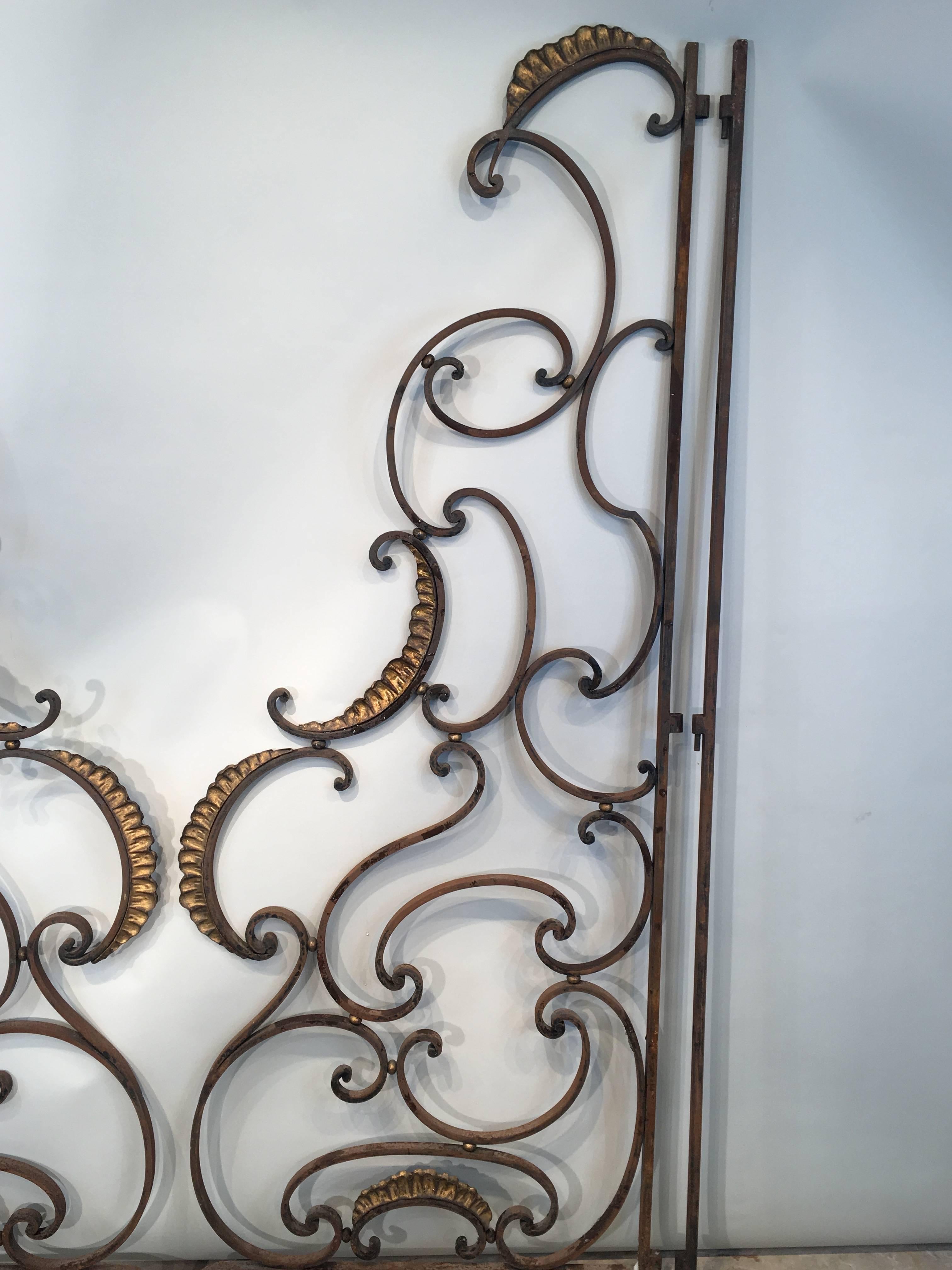 Pair of French Beaux Arts Wrought Iron Balcony Dividers or Gates In Good Condition In Woodbury, CT