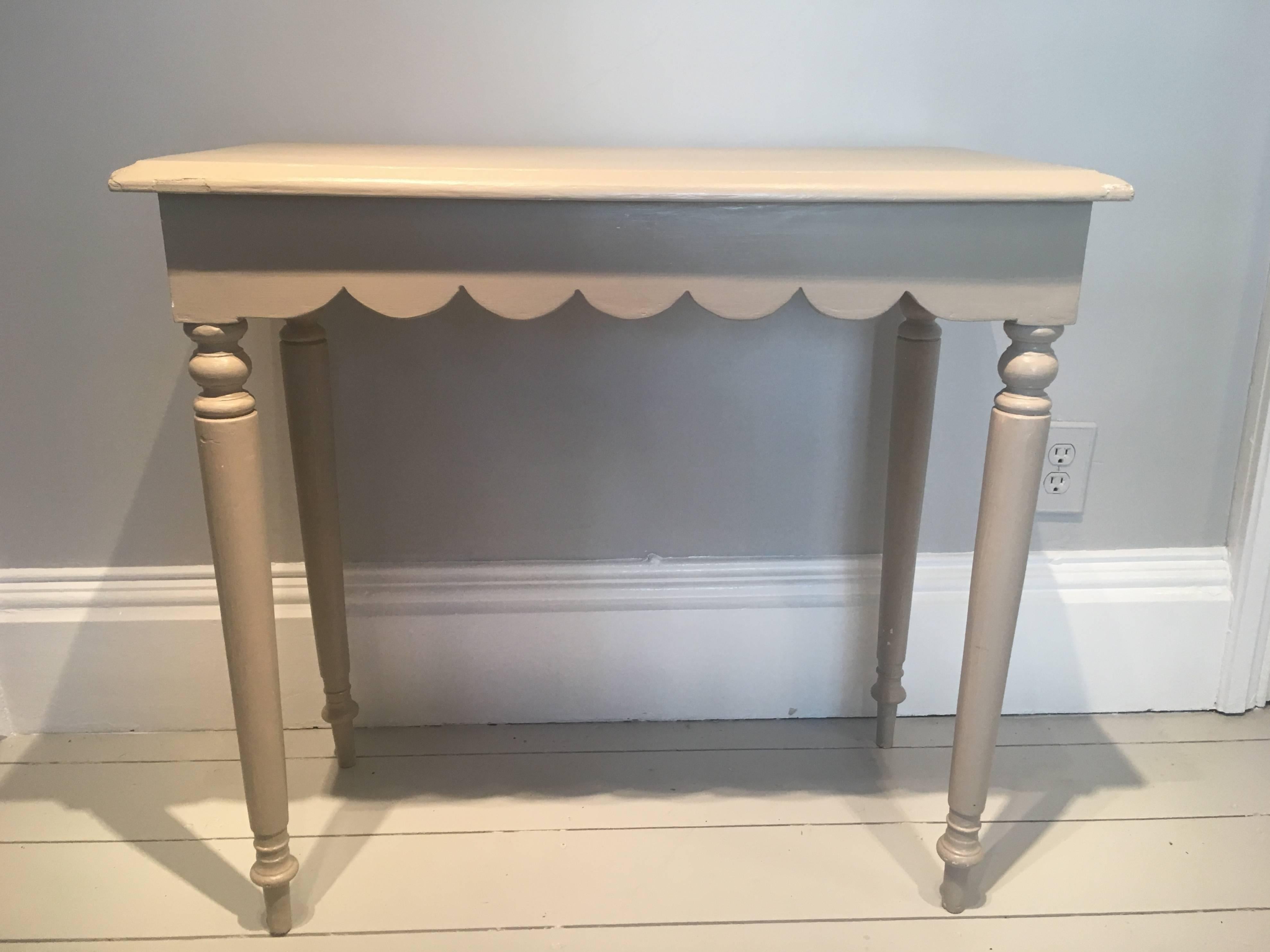 Machine-Made Painted French Scalloped Side Table For Sale