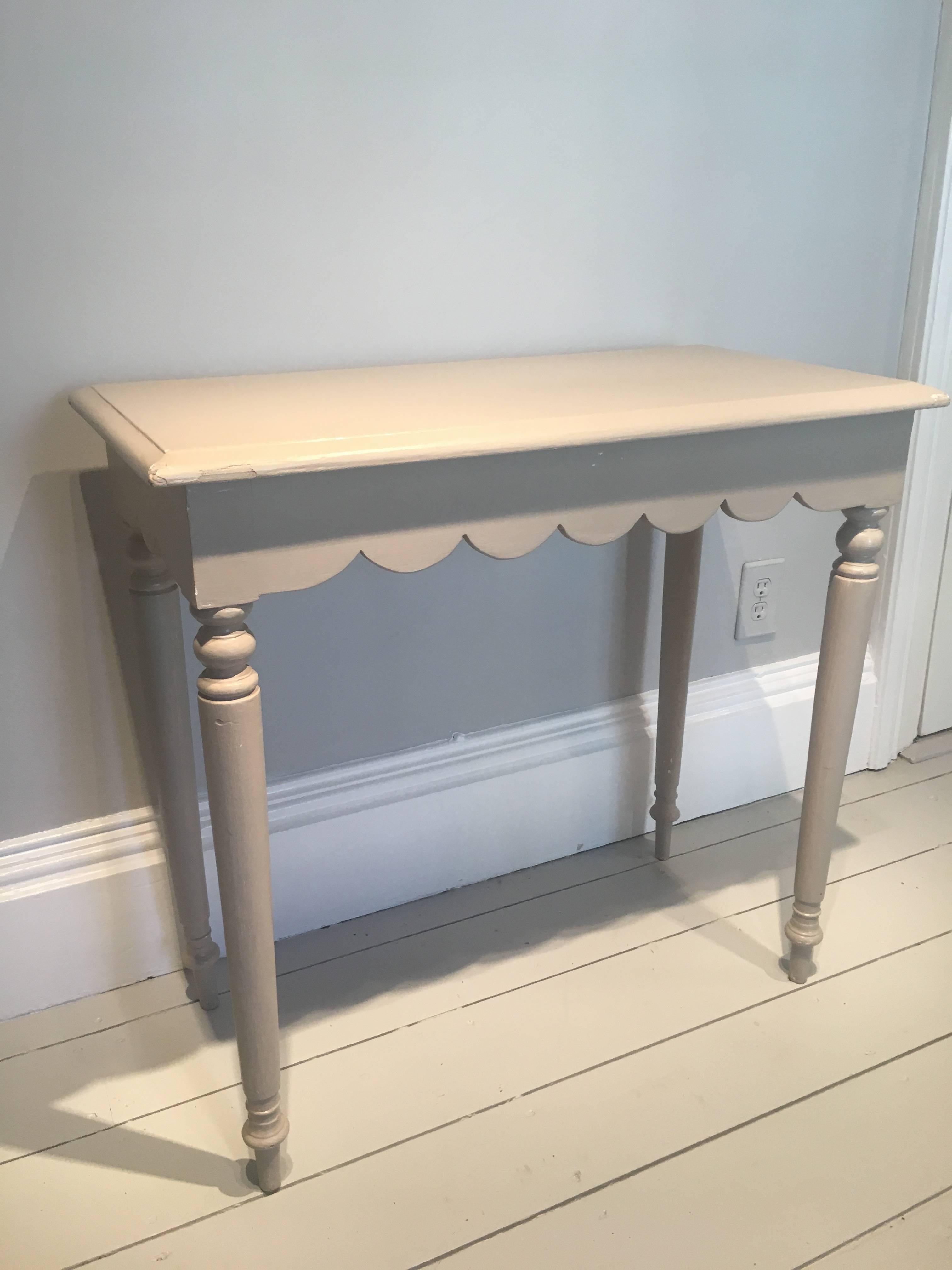 Painted French Scalloped Side Table In Good Condition For Sale In Woodbury, CT
