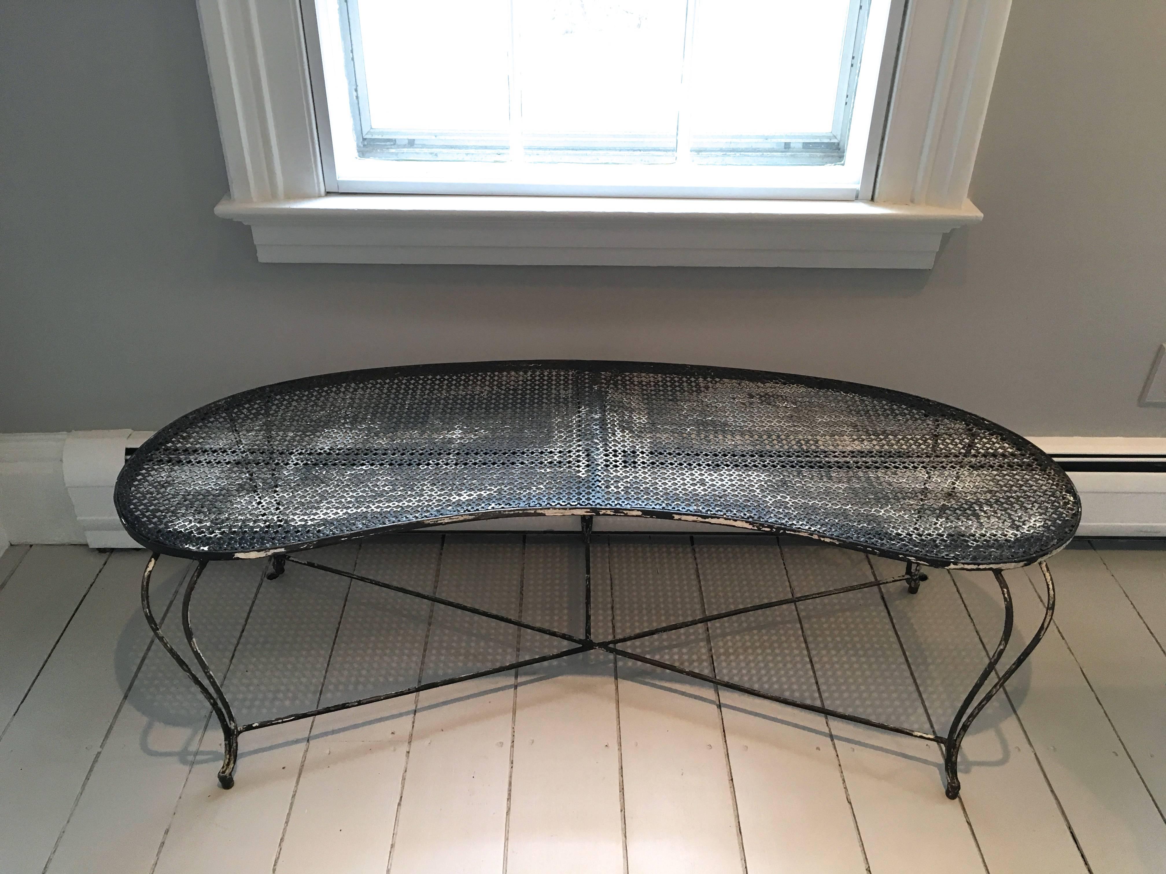 We scored two pairs of these sinuous, kidney-shaped steel benches with cabriole legs in the North of France. Made of steel and dating to the 1950s, they are in perfect condition and feature their original black and white painted surface. Extremely