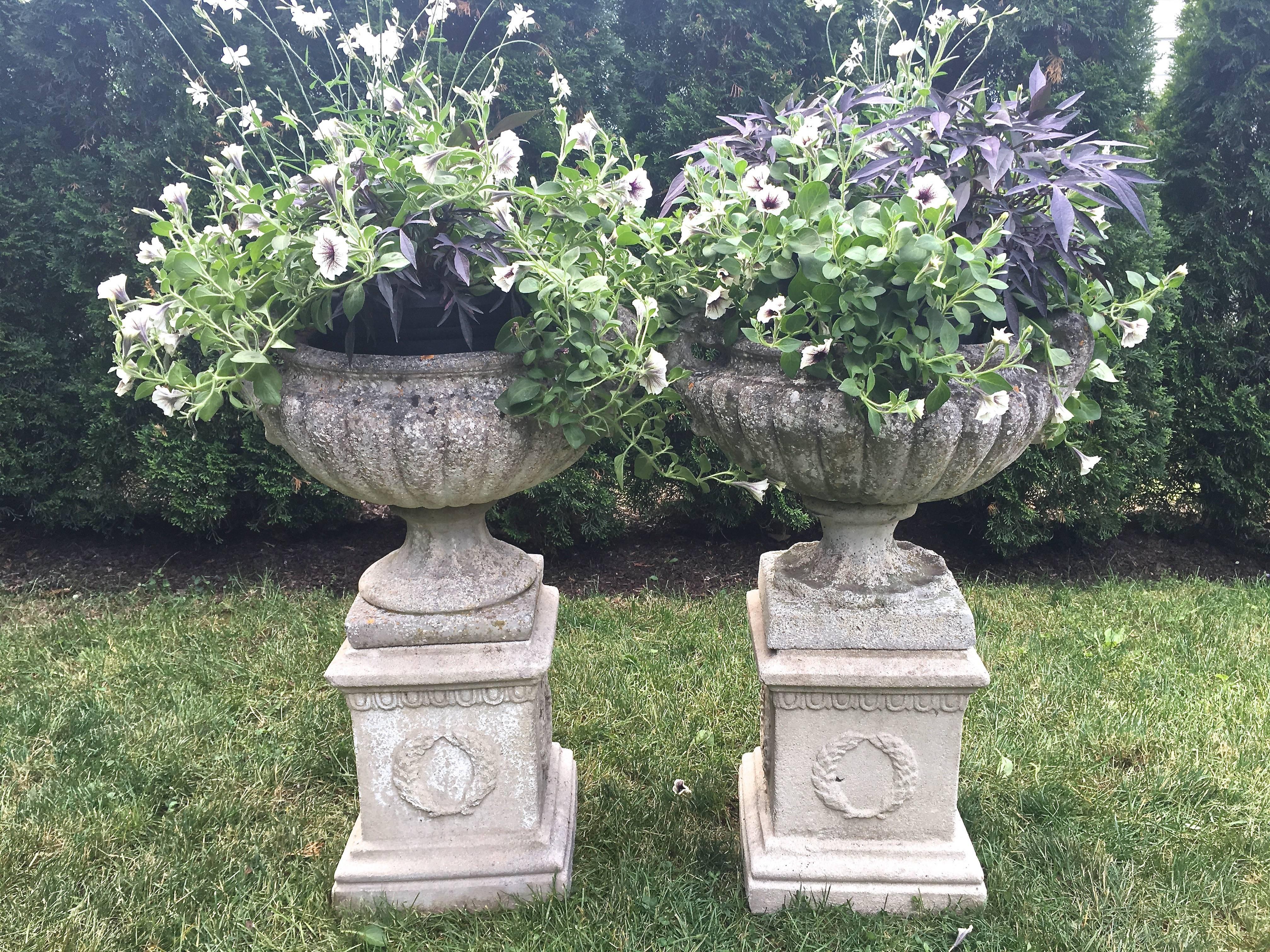 Elegant Near Pair of English Cast Stone Pulham-Style Urns In Good Condition In Woodbury, CT