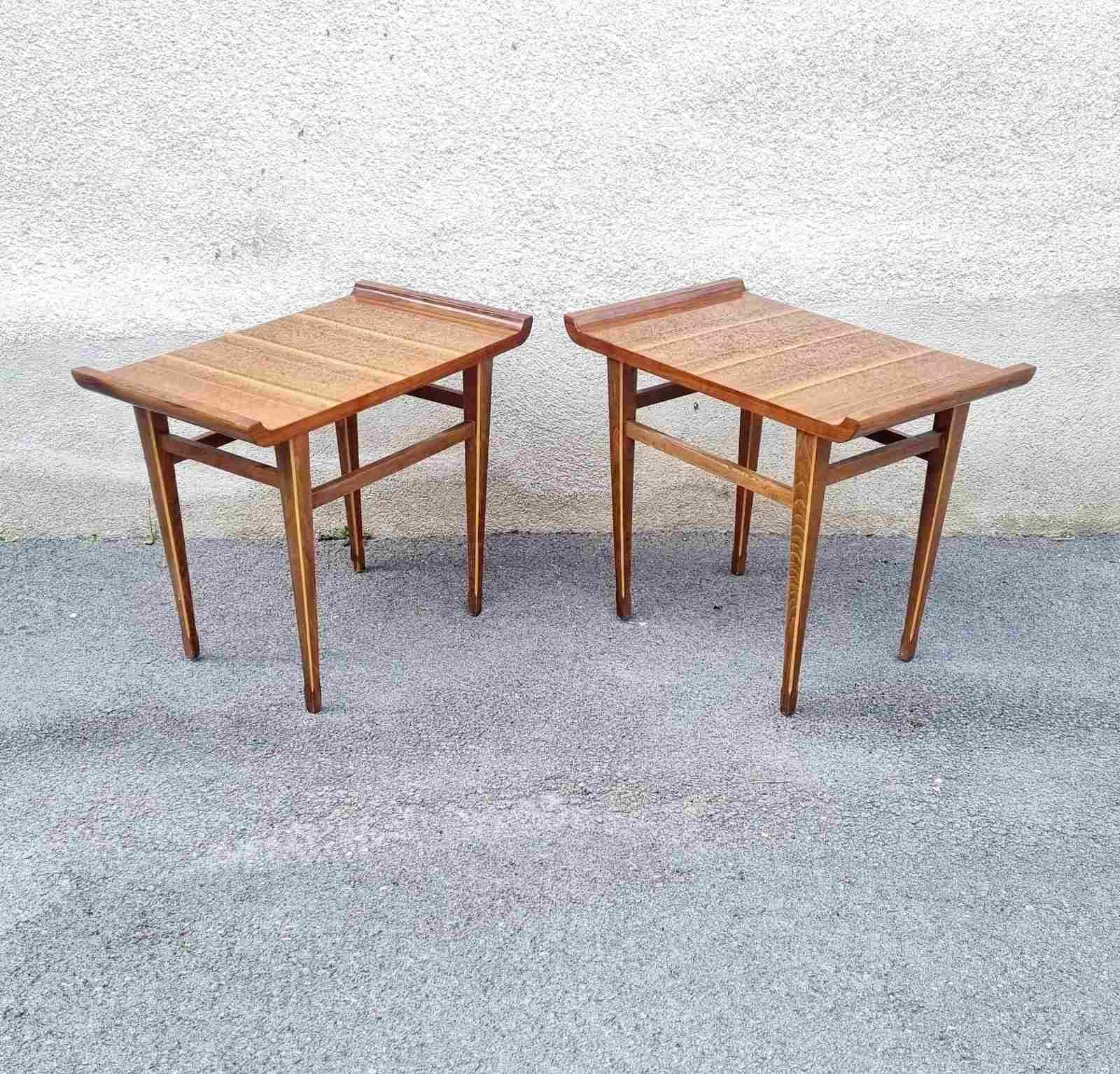 italien Paire de tables d'appoint ou de chevets en bois, Italie années 60 en vente
