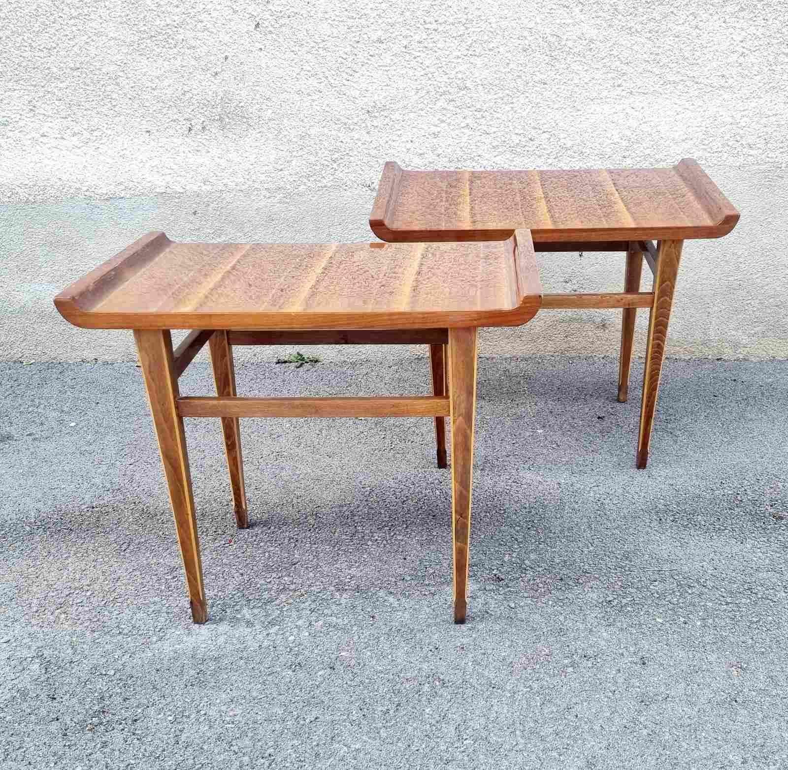 Très belle paire de tables d'appoint italiennes du milieu du siècle dernier. Vous pouvez également l'utiliser comme table de chevet ou table de nuit.
Fabriqué en Italie à la fin des années 60
Parfait état