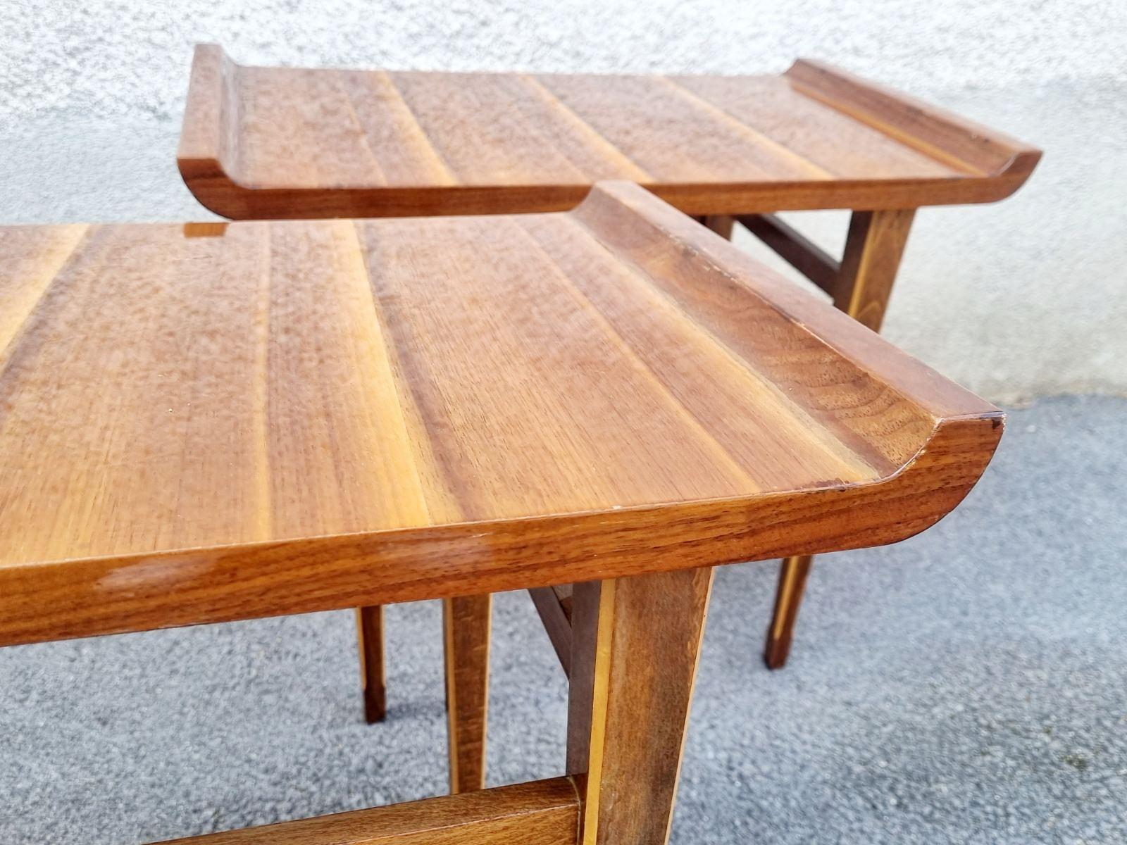 Bois Paire de tables d'appoint ou de chevets en bois, Italie années 60 en vente