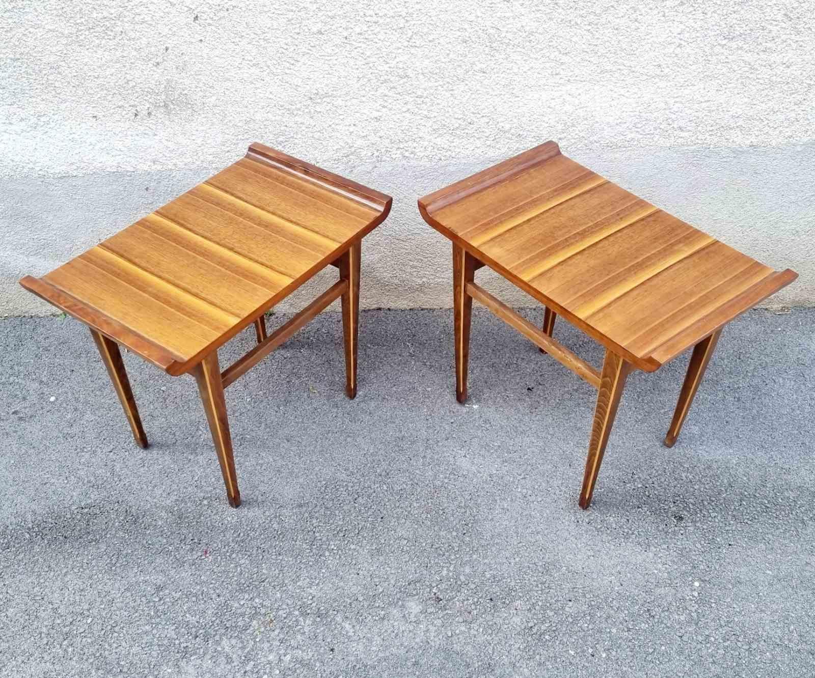 Paire de tables d'appoint ou de chevets en bois, Italie années 60 en vente 3