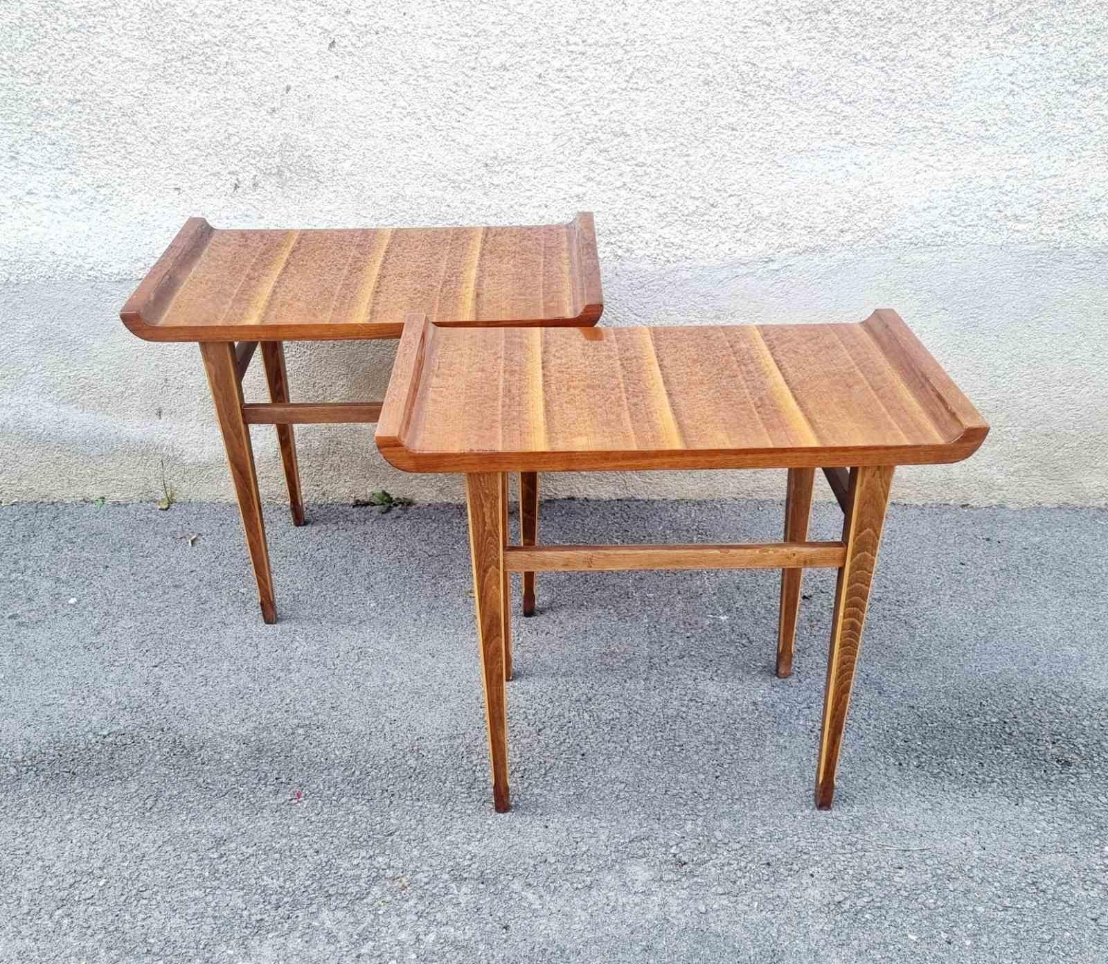 Paire de tables d'appoint ou de chevets en bois, Italie années 60 en vente 1