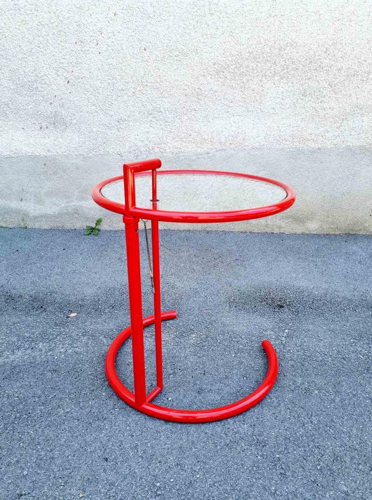 This is perhaps the Classic among the classics. Its ingeniously proportioned, distinctive form has made this height-adjustable table one of the most popular design icons of the 20th century. It is named after the summer house E 1027 “Maison en bord