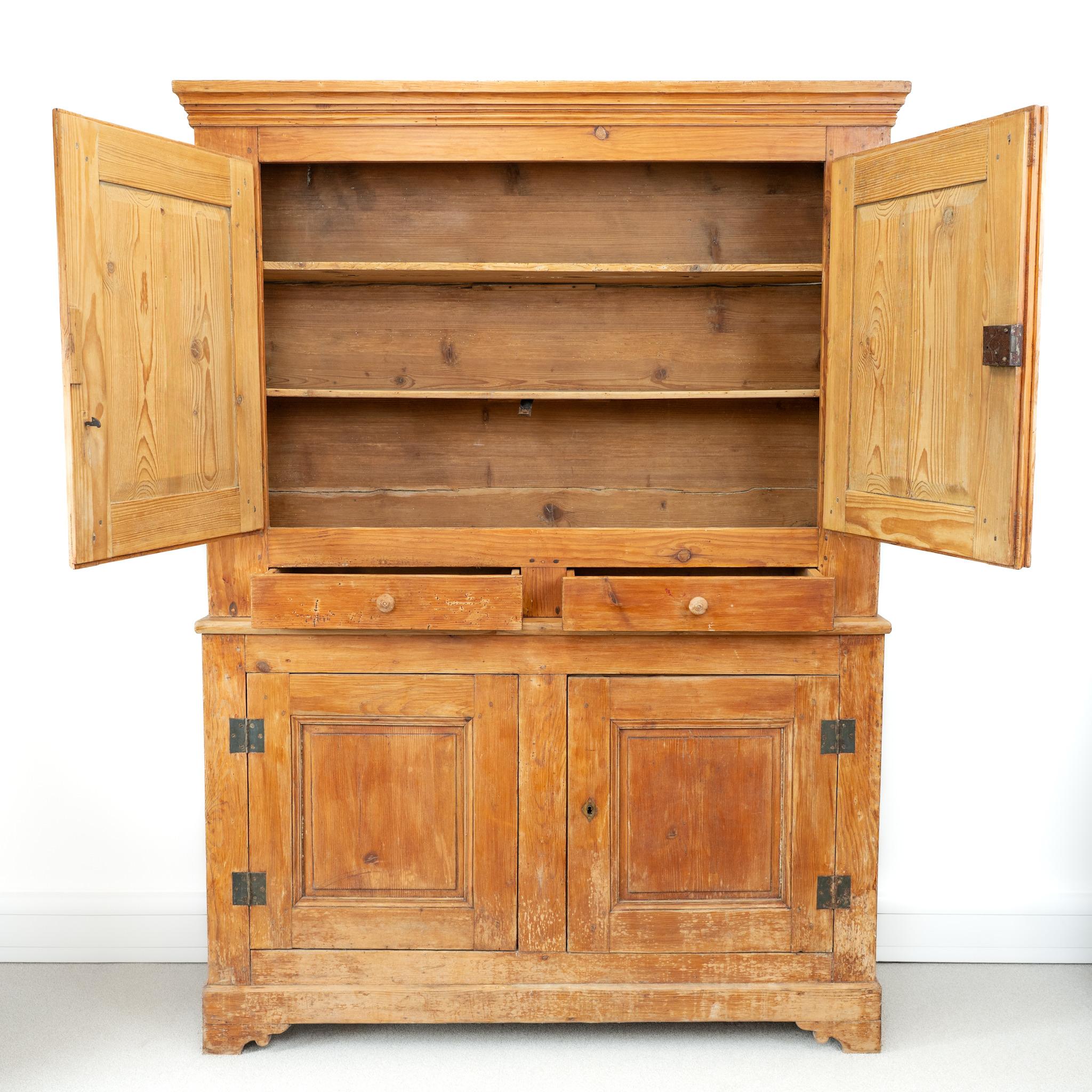 Una credenza per governanti in pino in 2 parti, in grande scala.
Colorazione originale, ottime condizioni.

Francia, circa 1900.

Altezza - 211,5 cm
Larghezza - 150,5 cm
Profondità - 45 cm
Per favore, scrivete un messaggio se avete bisogno di