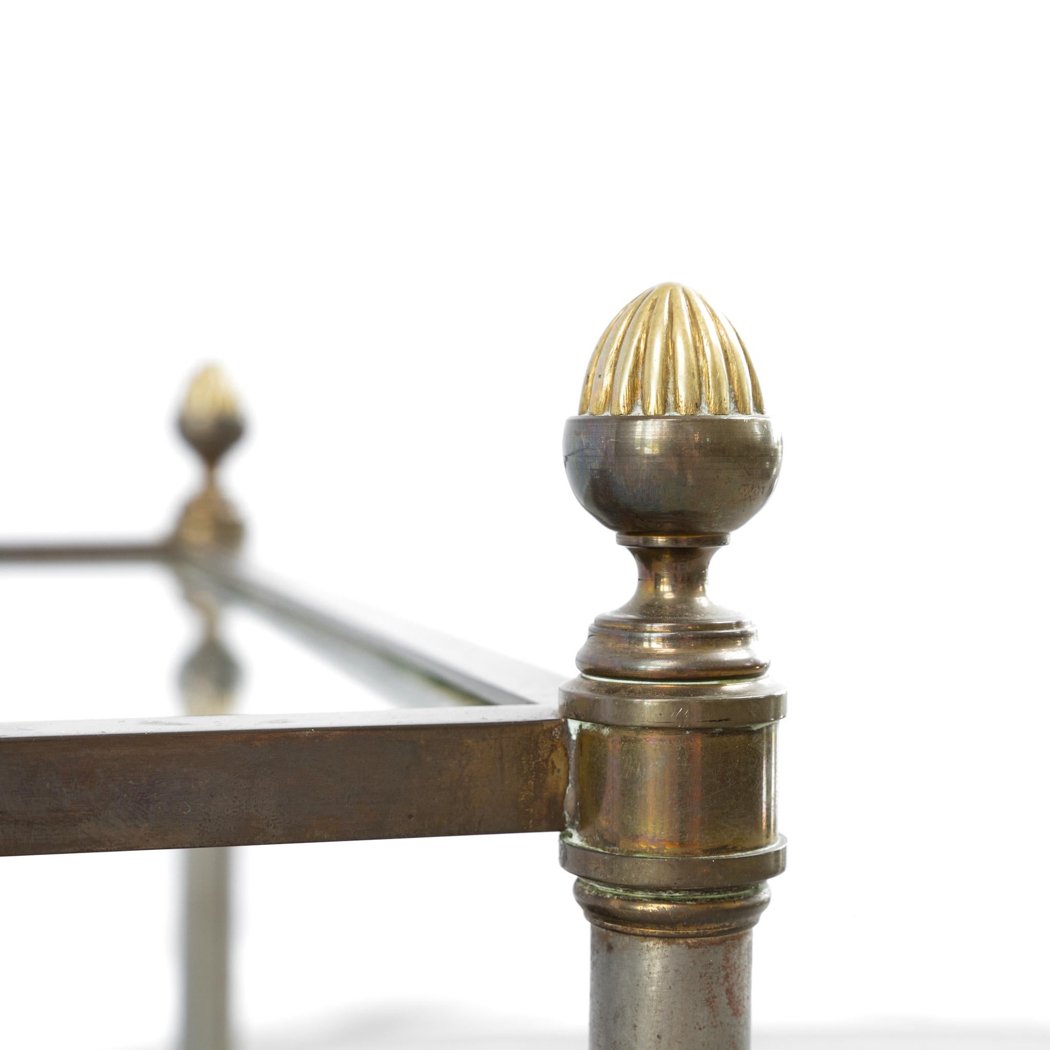 Laiton Table basse en laiton et cuir par Maison Jansen en vente