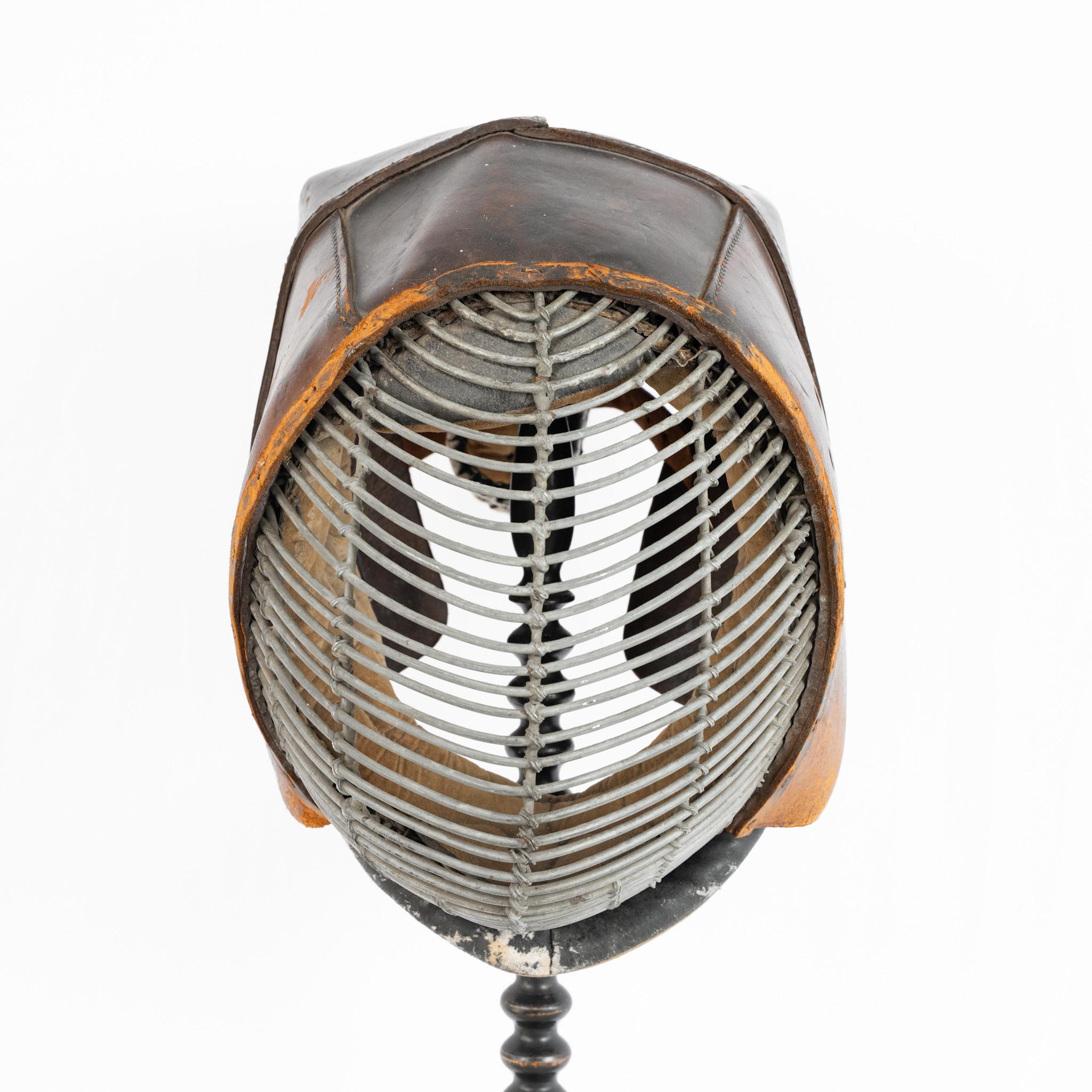Un elmo giapponese di Kendo Bogu, un pezzo da esposizione molto decorativo, che faceva parte dell'armatura utilizzata dai combattenti.
La pelle è in buone condizioni e la griglia è intatta.

Giappone, circa 1890.

Altezza - 39 cm 
Larghezza - 26 cm