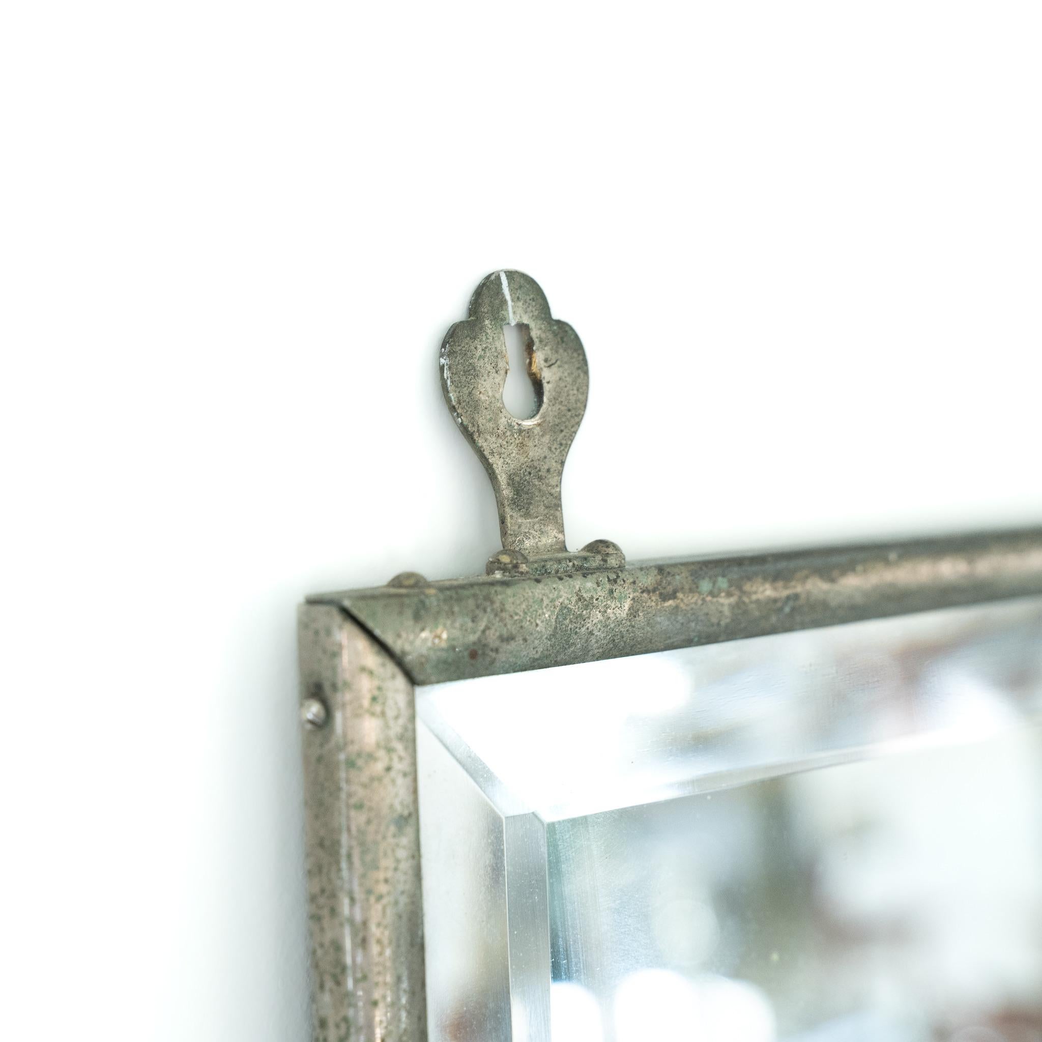 Miroir Art Déco chromé.
Œillets d'accrochage d'origine sur le cadre.
Plaque biseautée d'origine.

France, vers 1920.

Hauteur 51,5 - cm (fixations +4cm)
Largeur 76 - cm
Profondeur - 1 cm 