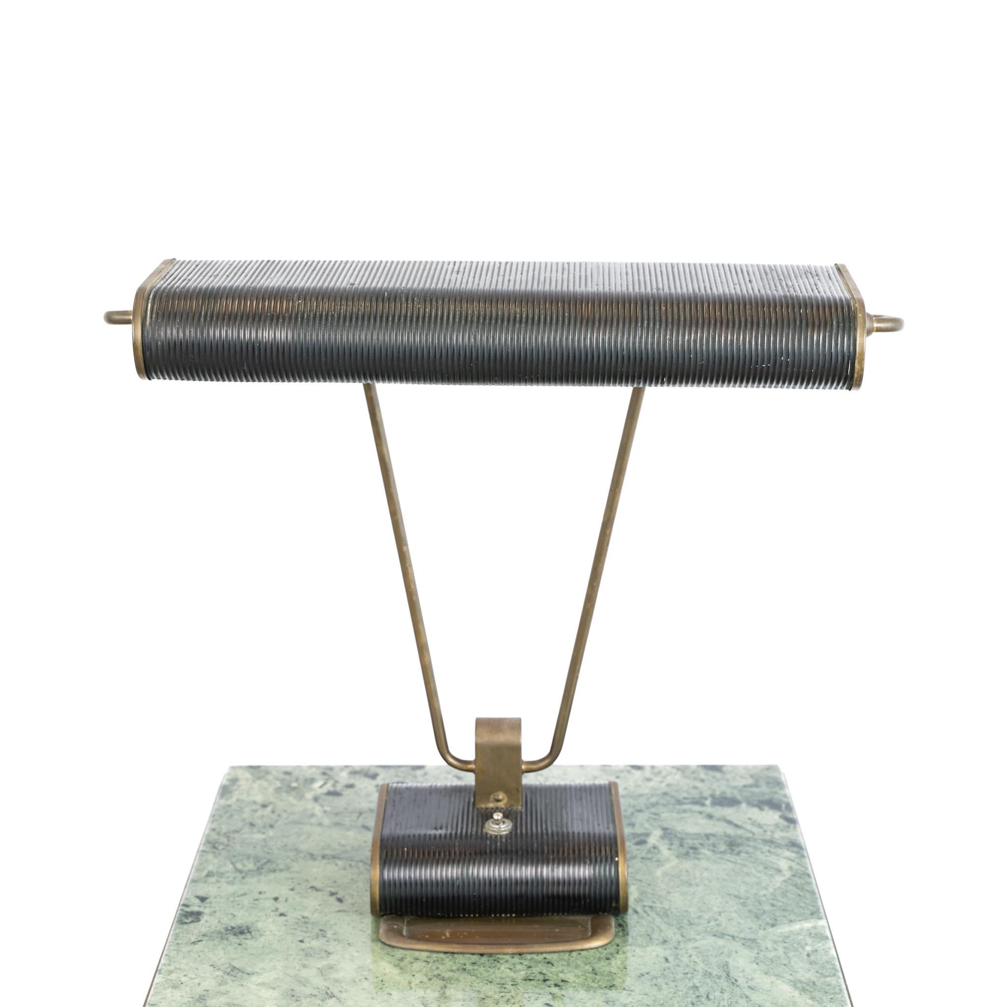 Lampe de bureau moderniste conçue par Eileen Gray pour Jumo.
Un exemplaire ancien et intact.
Actuellement vendu non câblé, envoyez-nous un message si vous souhaitez que nous vous aidions à le faire.

France, 1930.

Hauteur - 40cm
Largeur de