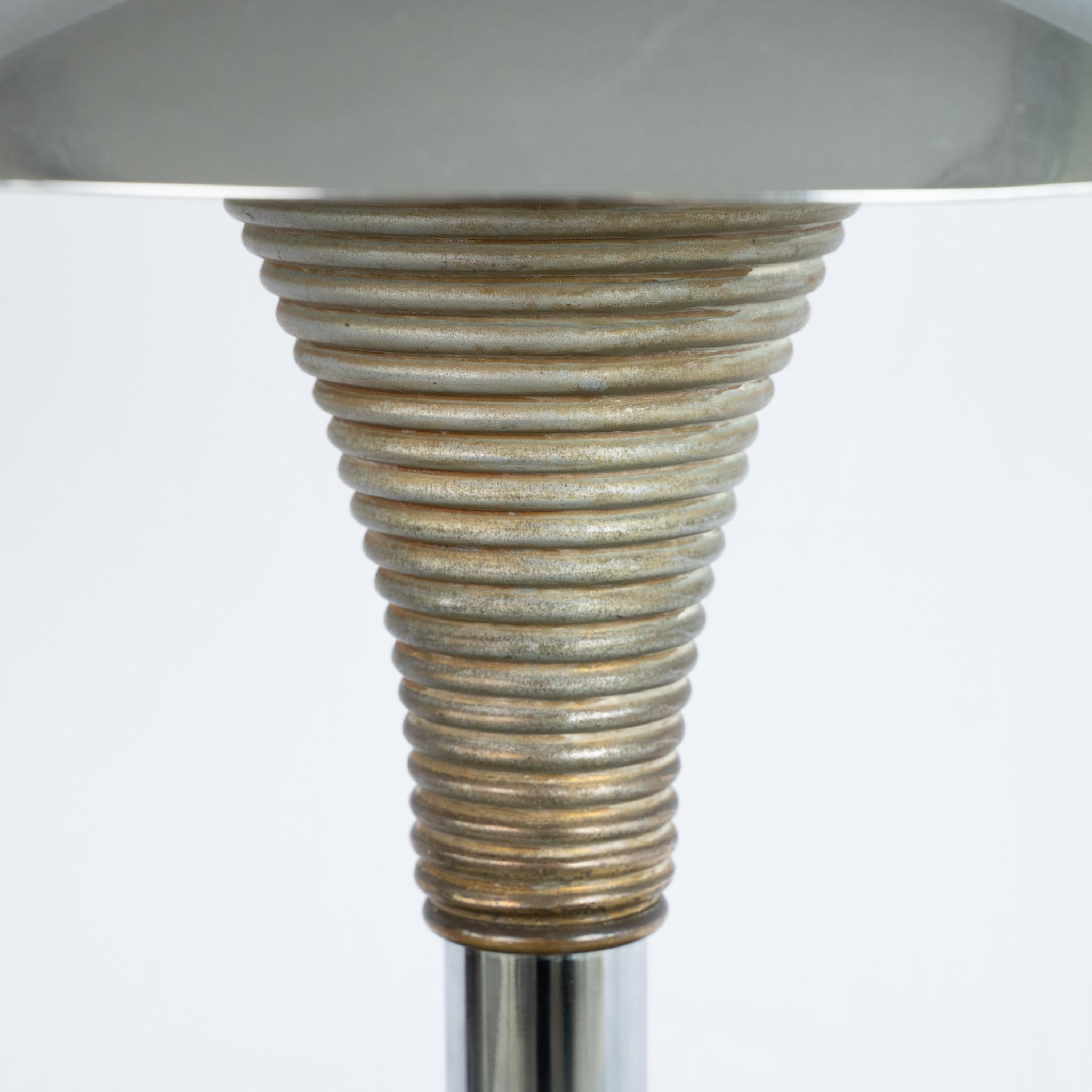Lampe de table chromée et en laiton conçue par Drummond France.
La tige et la base sont ornées d'un anneau en laiton.
Le prix comprend le câblage et le test PAT (prévoir un délai de deux semaines).

France, vers 1950.

Hauteur - 42 cm
Diamètre de