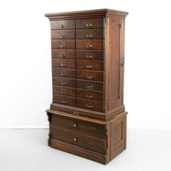 Mueble de oficina americano del siglo XIX con cajones archivadores