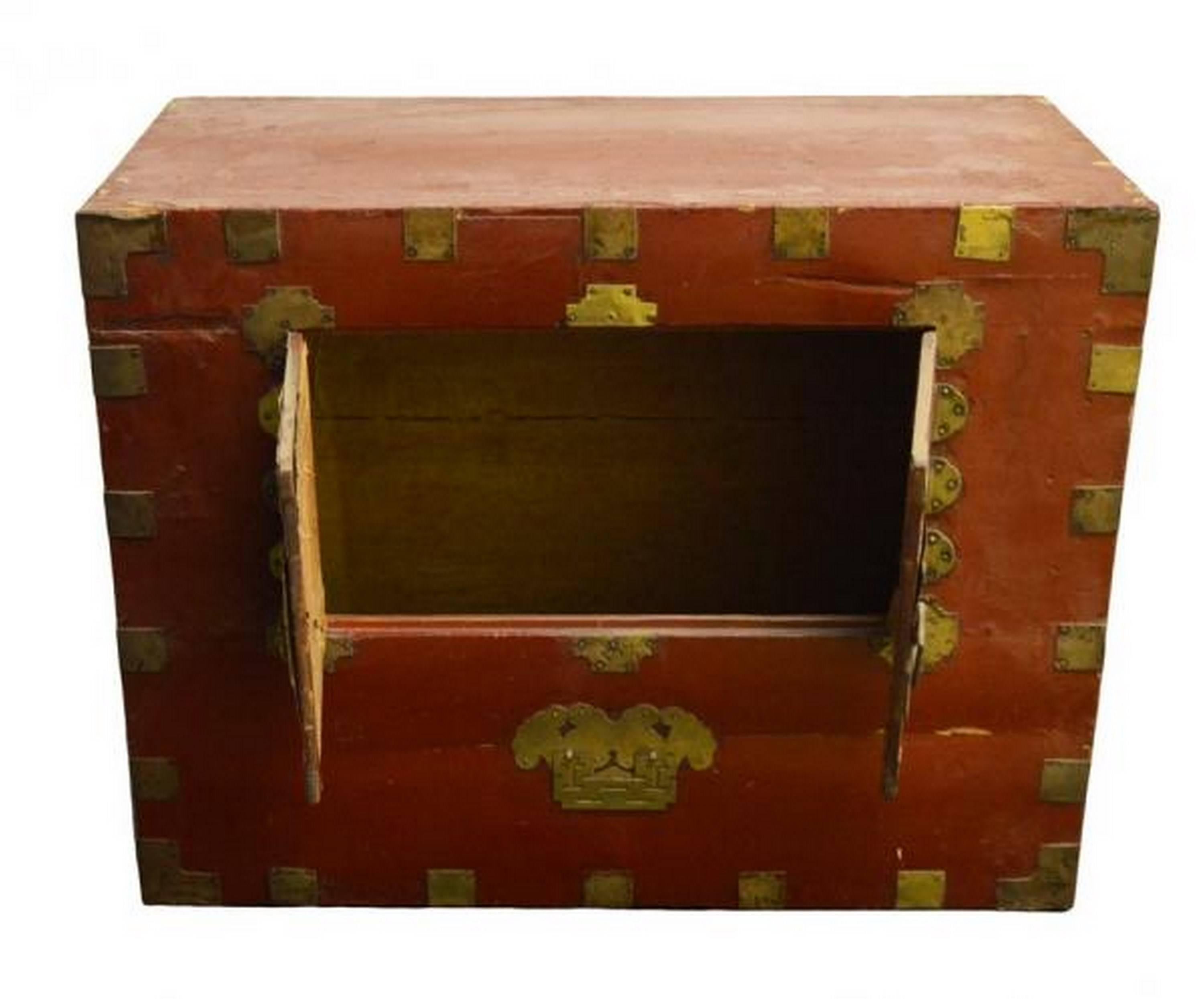 Early 20th Century Korean Chest with Double Doors and Traditional Brass Hardware In Good Condition For Sale In Yonkers, NY