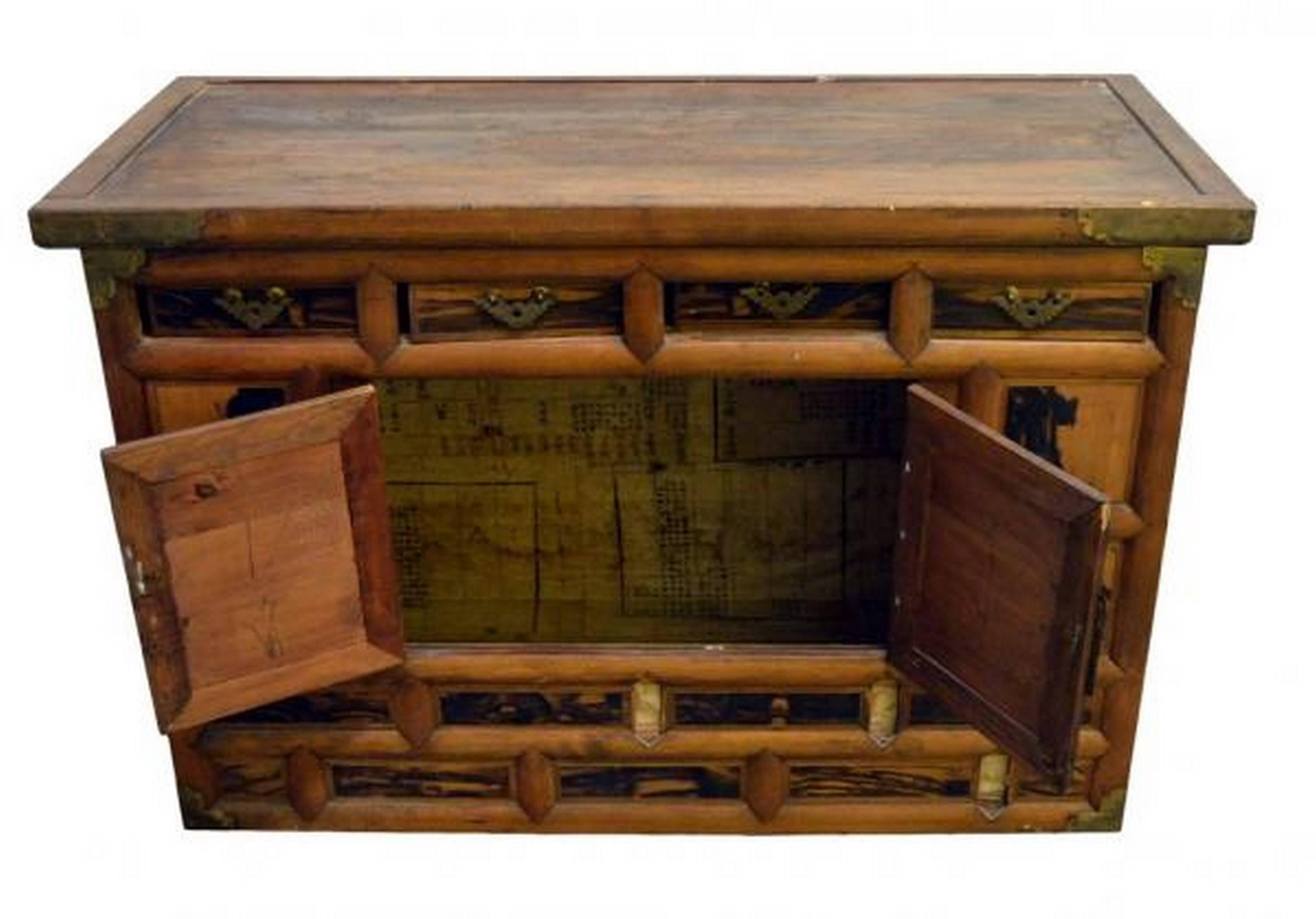 Arcón coreano antiguo con herrajes de latón en forma de mariposa del siglo XIX Coreano en venta