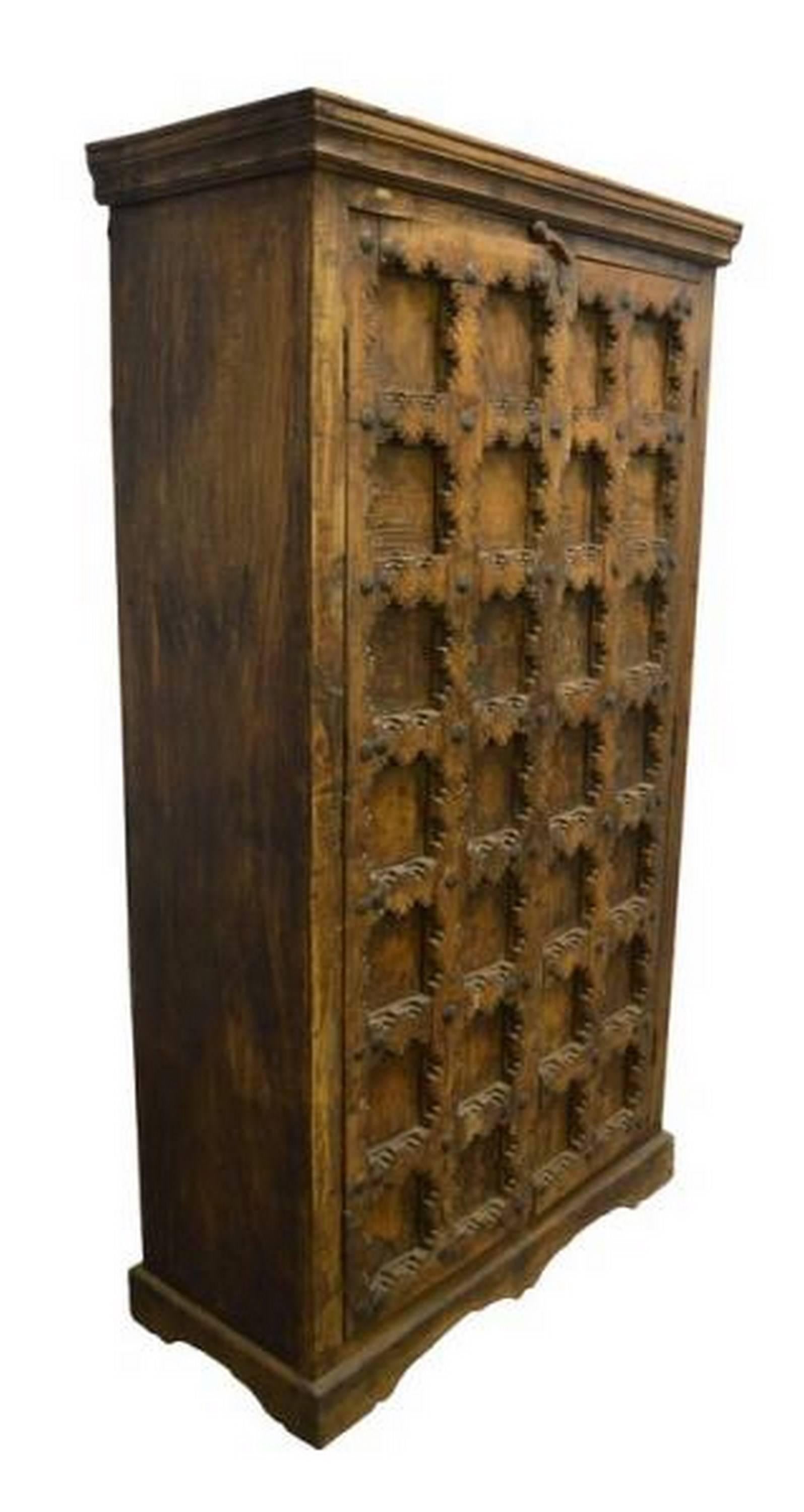 This impressive Indian wooden armoire from the 20th century is made up of a carved skirting board, two hand-carved doors and a molding on its top. The doors are nicely adorned with traditional Indian motifs of dentate squares, creating a splendid