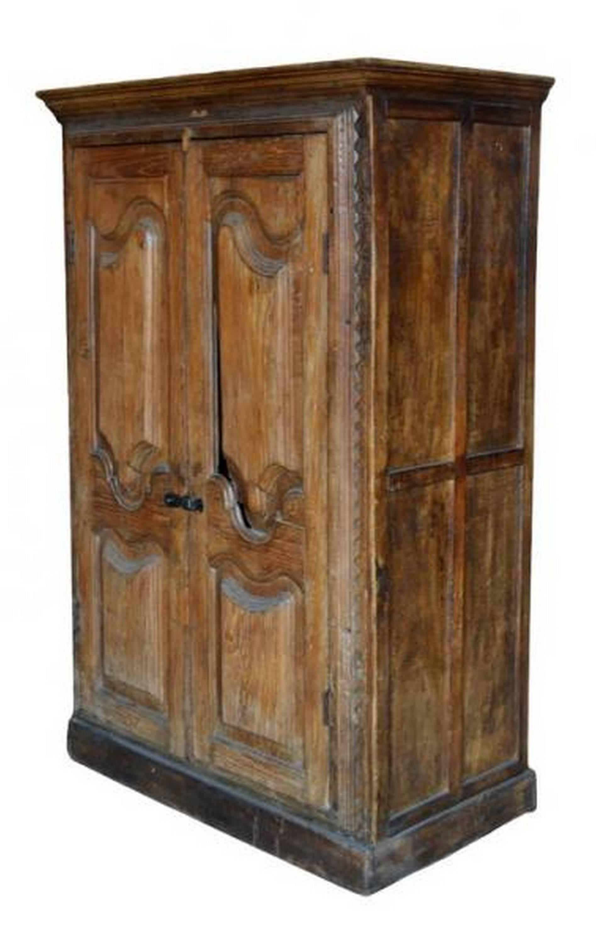 Sculpté Grand meuble de rangement rustique indien ancien avec portes sculptées du 19ème siècle en vente