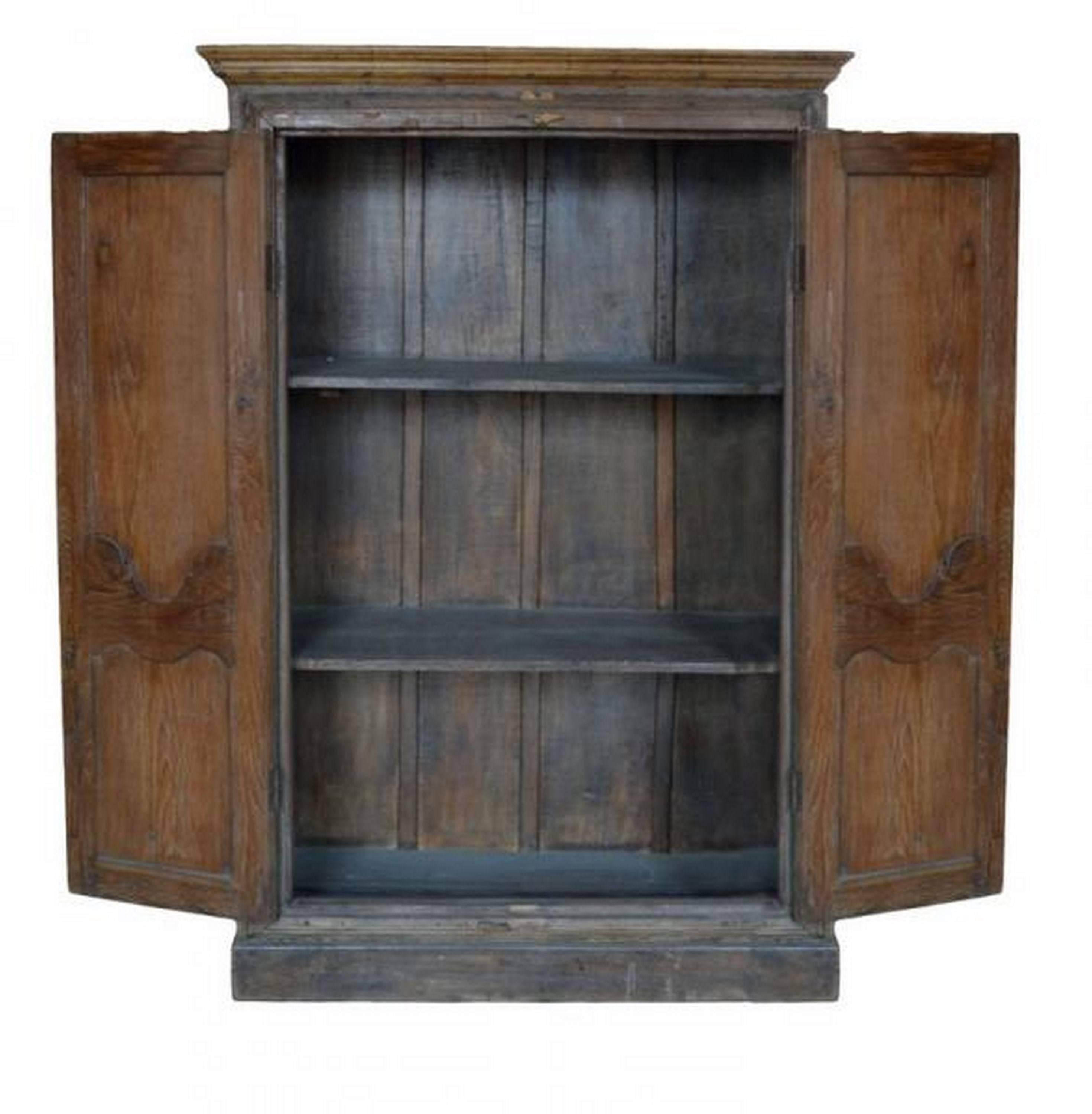 Indien Grand meuble de rangement rustique indien ancien avec portes sculptées du 19ème siècle en vente