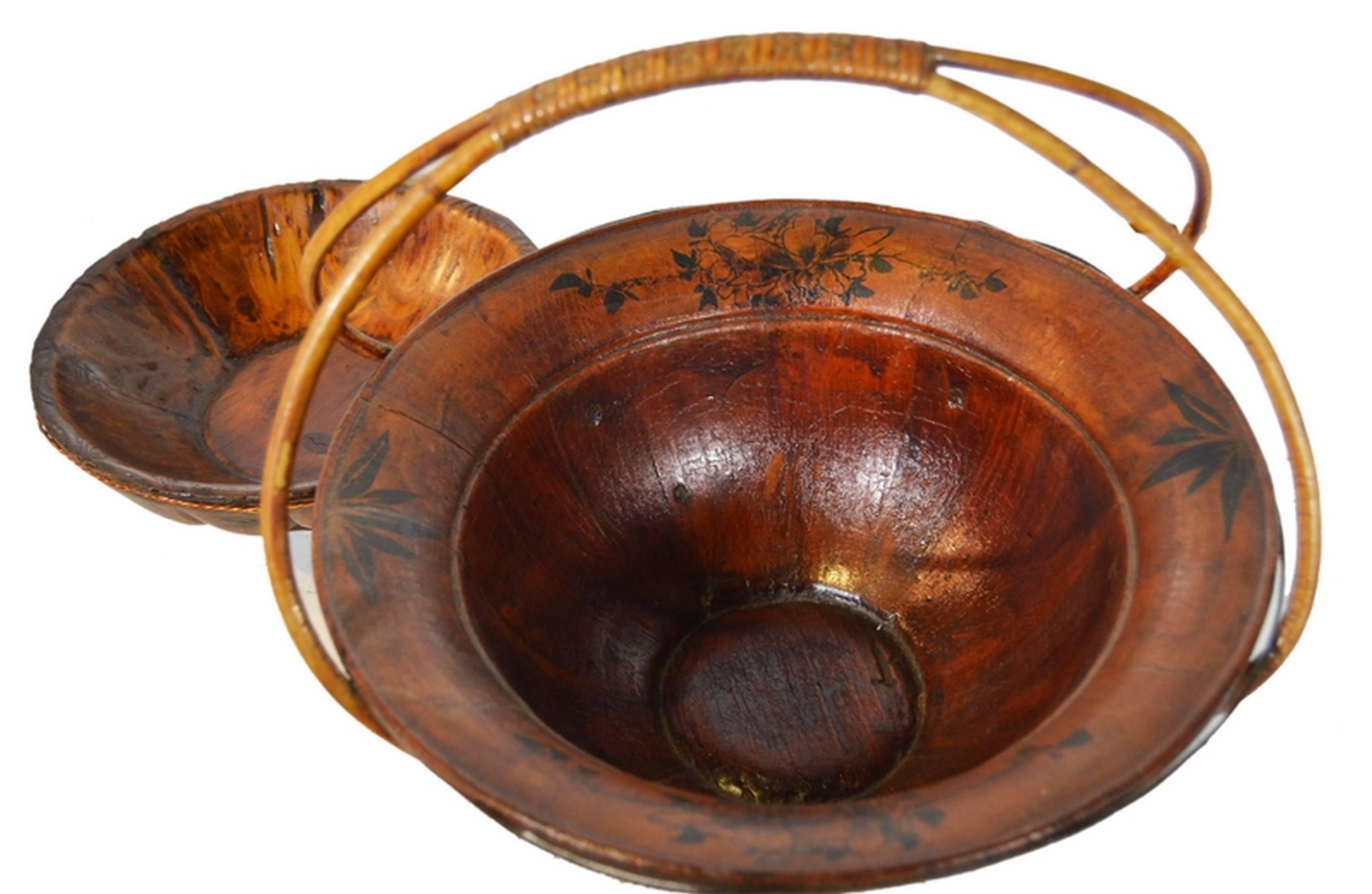 A 19th century Chinese painted hat basket made with varnished bamboo and gadroon motifs. This basket adopts a circular shape adorned with gadroons while two tall thin handles surmount the lid. On the inside, the edge of the basket is adorned with