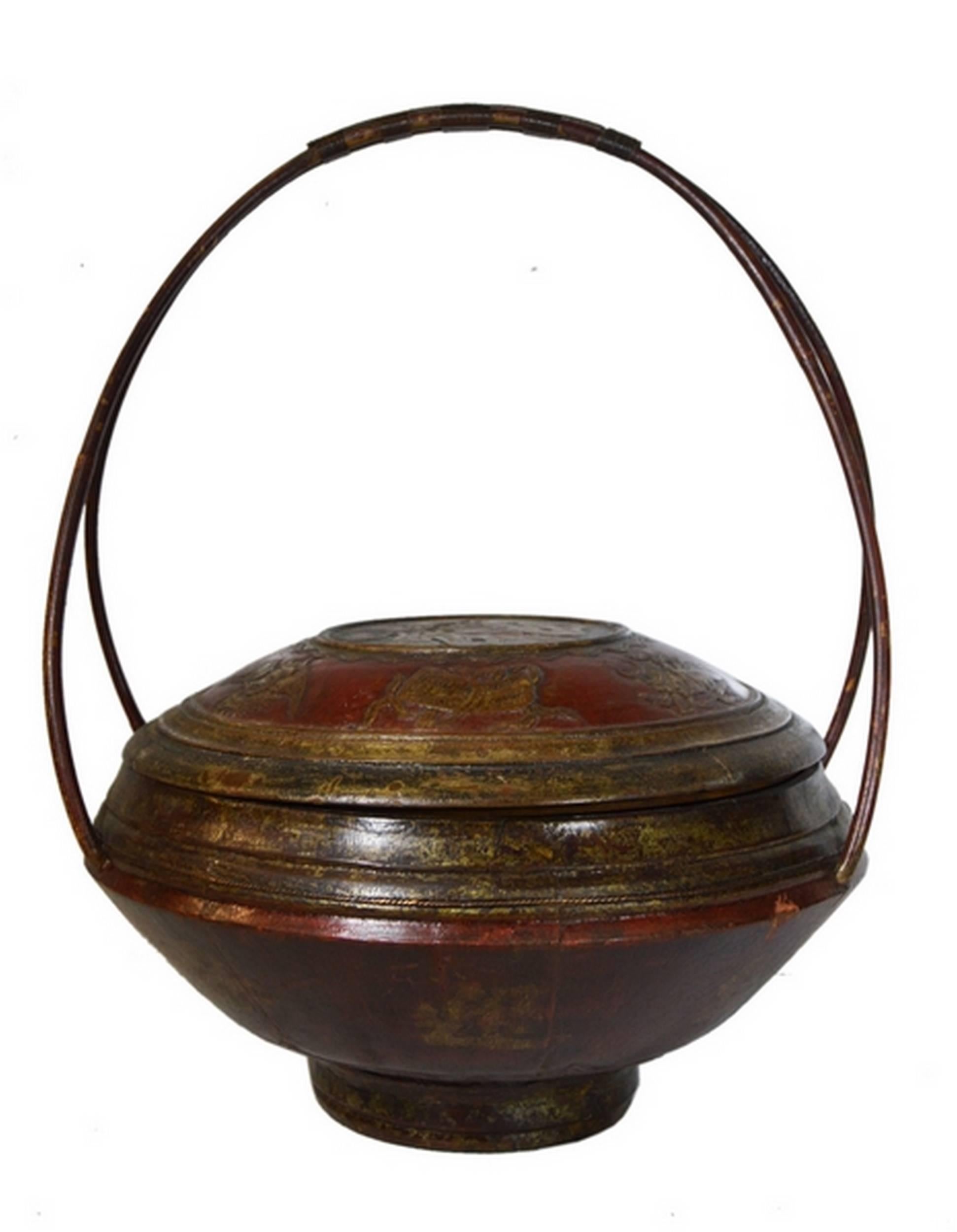 Sculpté à la main Panier à grains chinois ancien du 19ème siècle en bois sculpté à la main avec poignée en bambou en vente