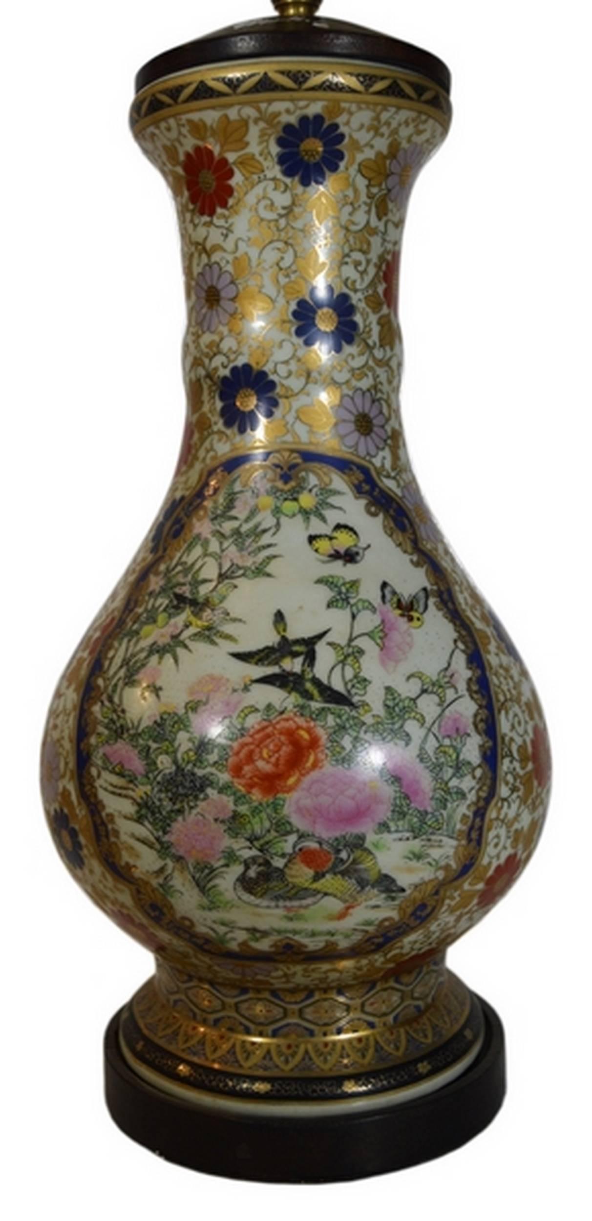 Chinois Lampe vintage en porcelaine peinte à la main avec divers motifs de Chine, 1970 en vente
