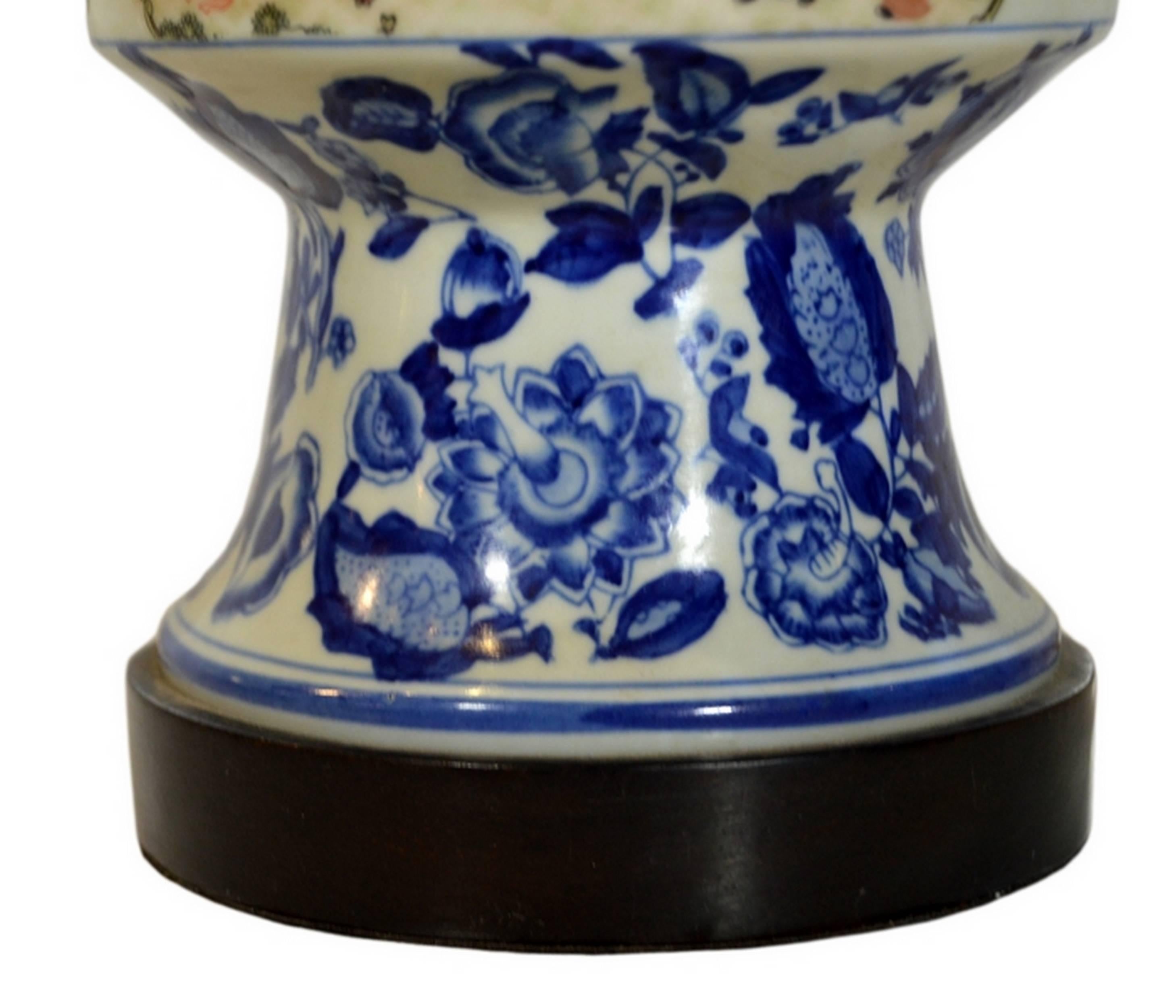 Lampe chinoise vintage en porcelaine peinte à la main avec caractères des années 1970 Bon état - En vente à Yonkers, NY