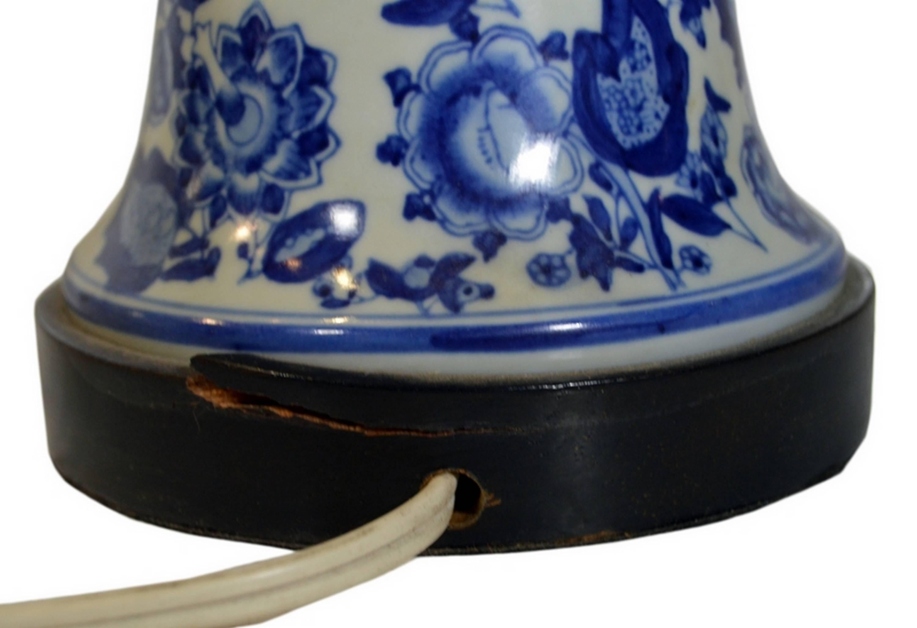 Porcelaine Lampe chinoise vintage en porcelaine peinte à la main avec caractères des années 1970 en vente