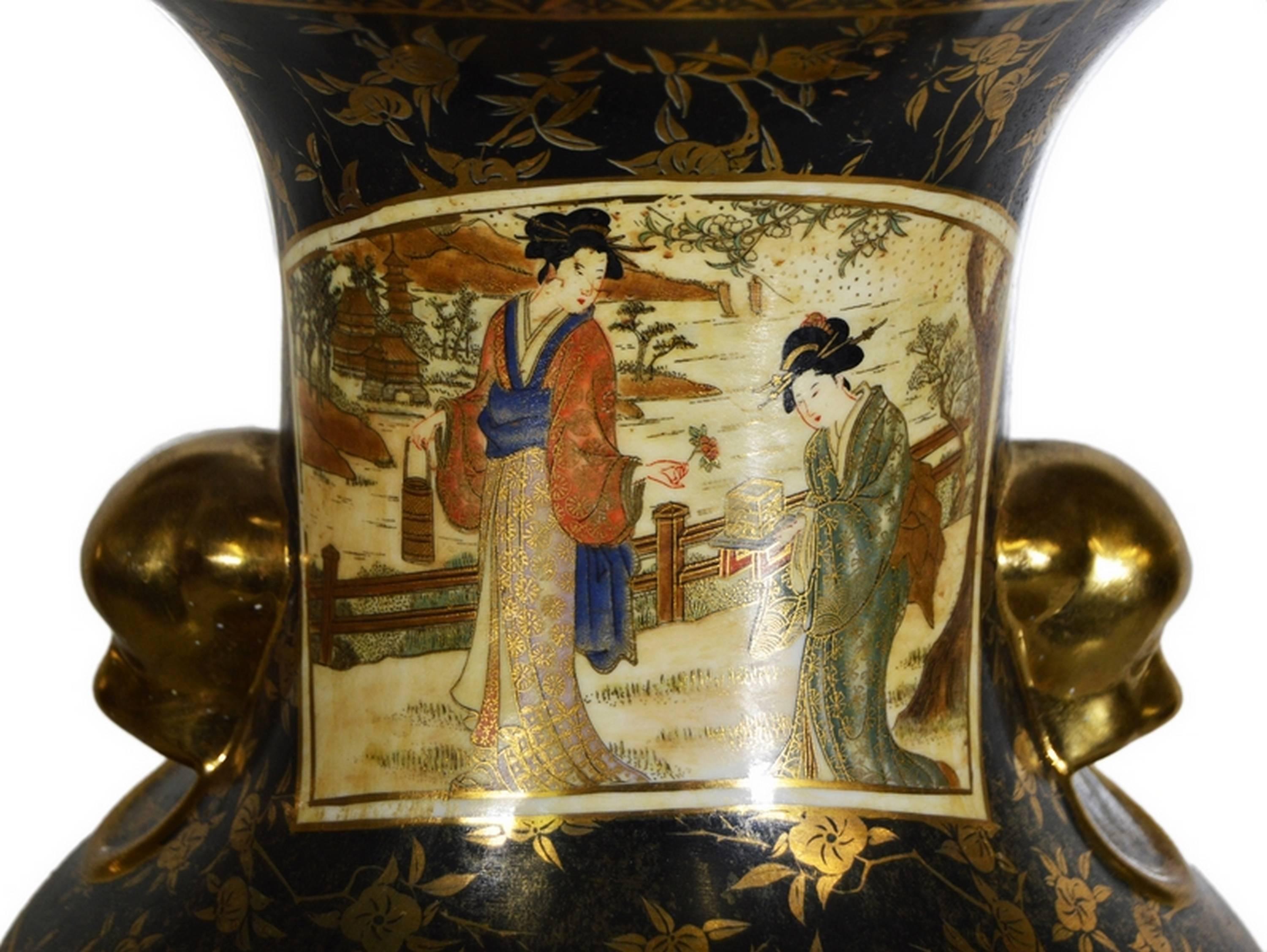 Vintage Hand-Painted Porcelain Vase with Gilded Accents from 20th Century, China For Sale 4