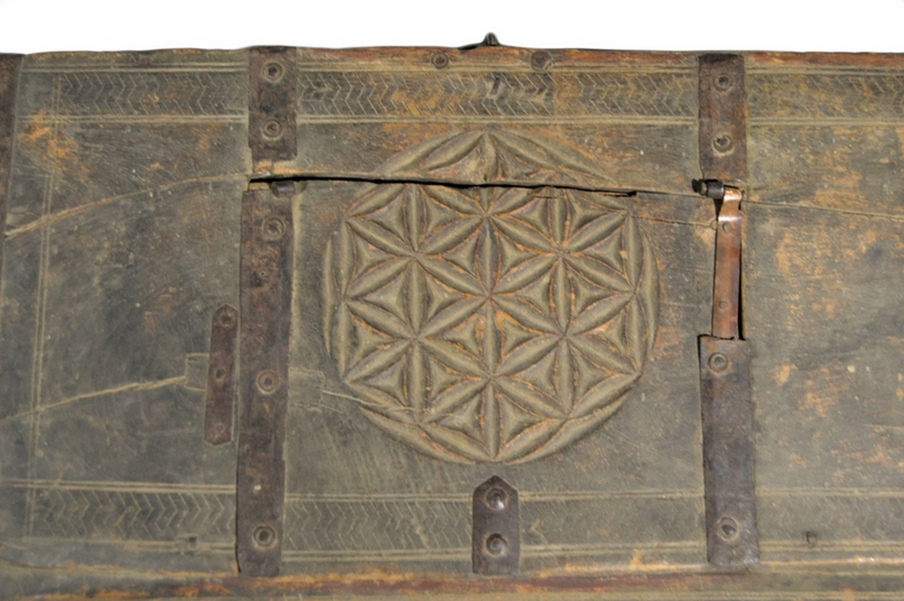 Antique Indian Mughal Wood Dowry Chest with Carved Patterns, 19th Century In Fair Condition For Sale In Yonkers, NY