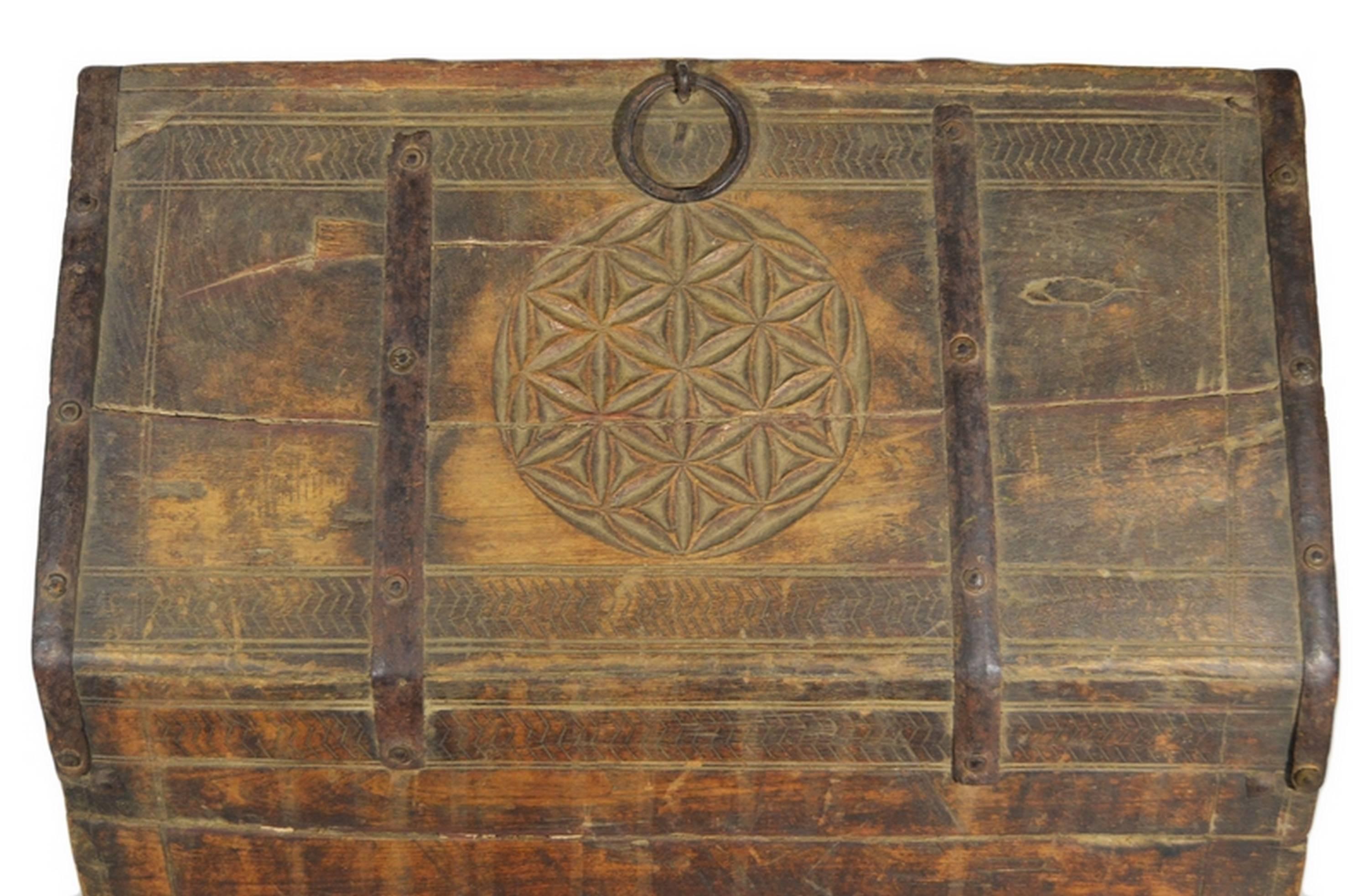 Antique Indian Mughal Wood Dowry Chest with Carved Patterns, 19th Century For Sale 1