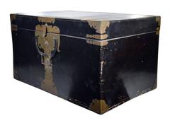 Ancienne commode en bois laqué foncé avec quincaillerie en laiton:: Japon:: 19e siècle