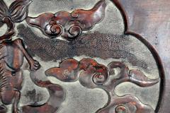 Antica placca da parete cinese in palissandro laccato intagliato a mano del XIX secolo