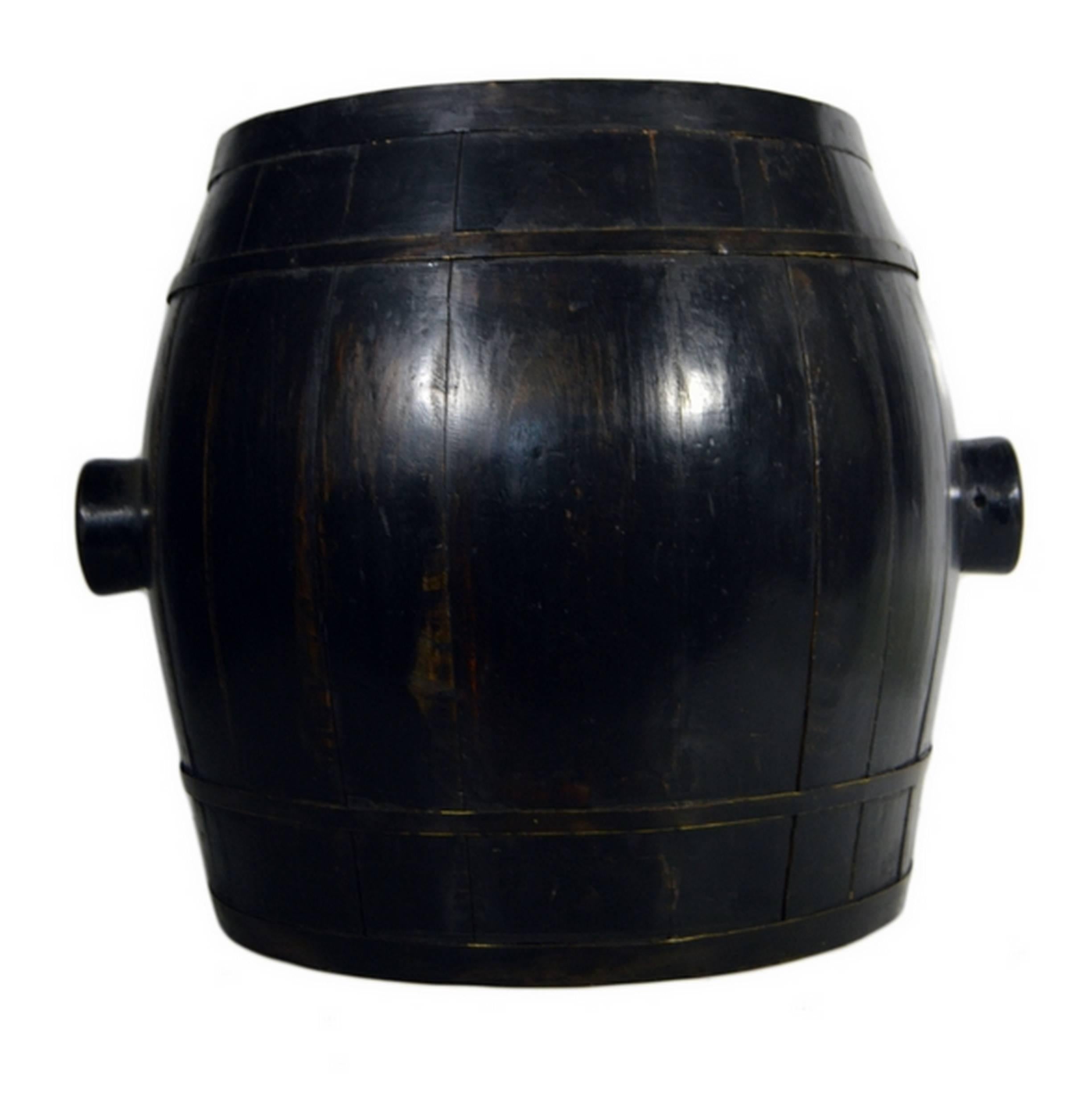 Antique Chinese Handmade Varnished Wood Grain Barrel from the 19th Century In Good Condition For Sale In Yonkers, NY