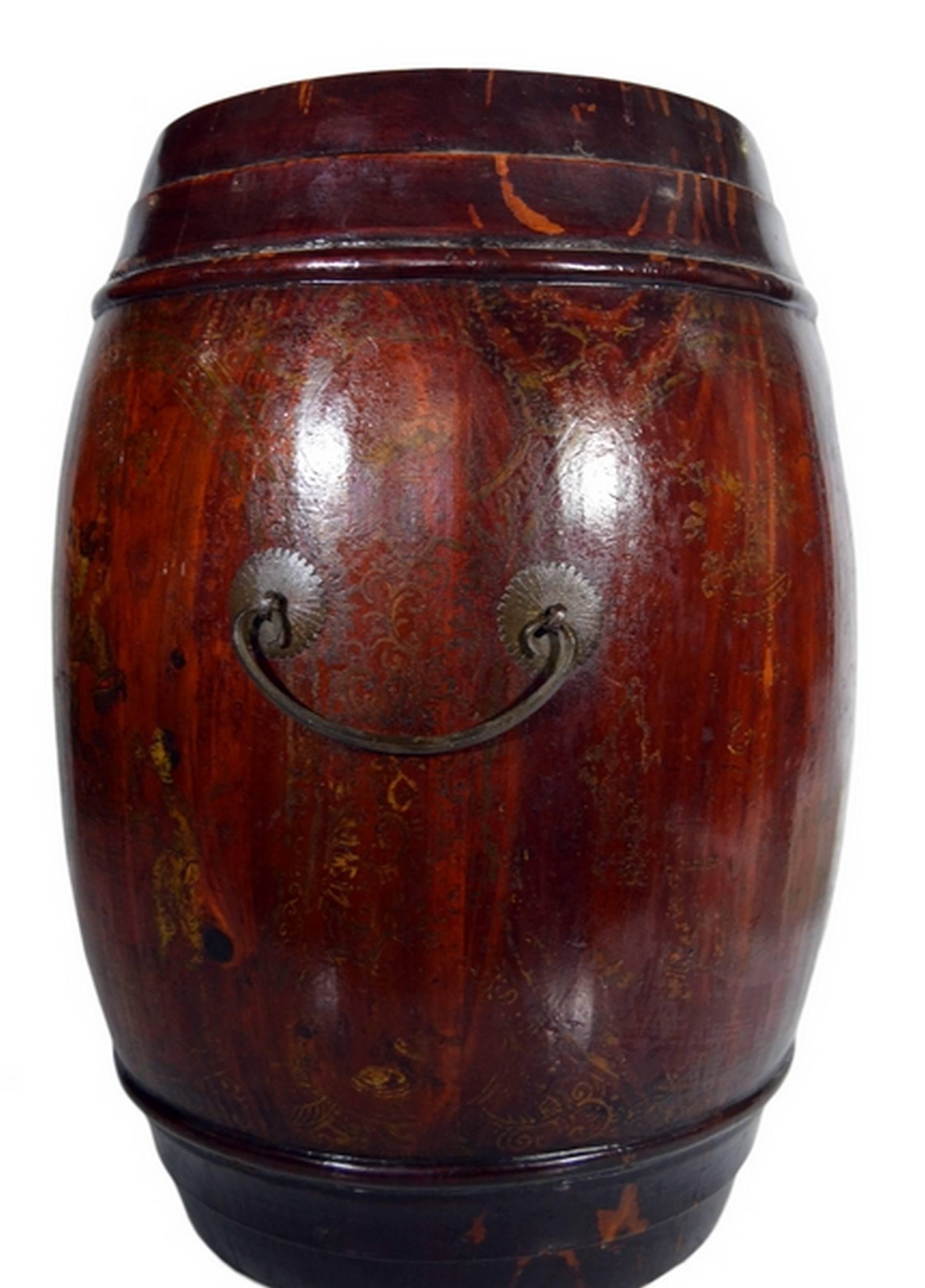 A Chinese 19th century grain barrel basket made with varnished wood. This barrel is made of curved varnished wood planks. The top and the bottom are reinforced thanks to two wood circles. The sides features large round metallic handles, fixed to the