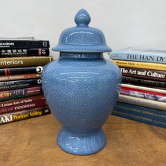 Vaso in ceramica con smalto blu craquelé e coperchio rimovibile