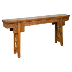 Mesa de altar estilo Ming con friso tallado de follaje y calado abierto