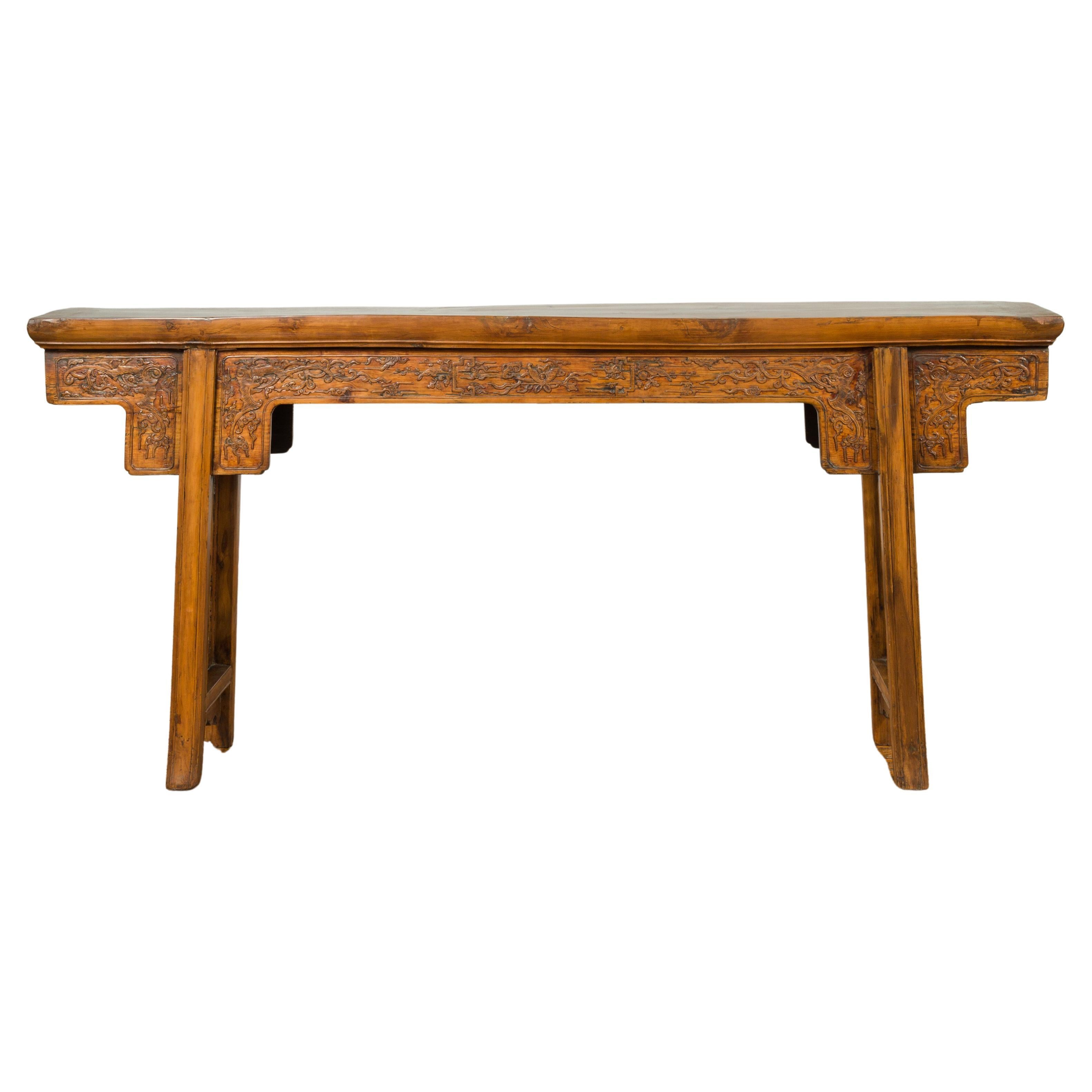 Mesa de altar estilo Ming con friso tallado de follaje y calado abierto Qing en venta