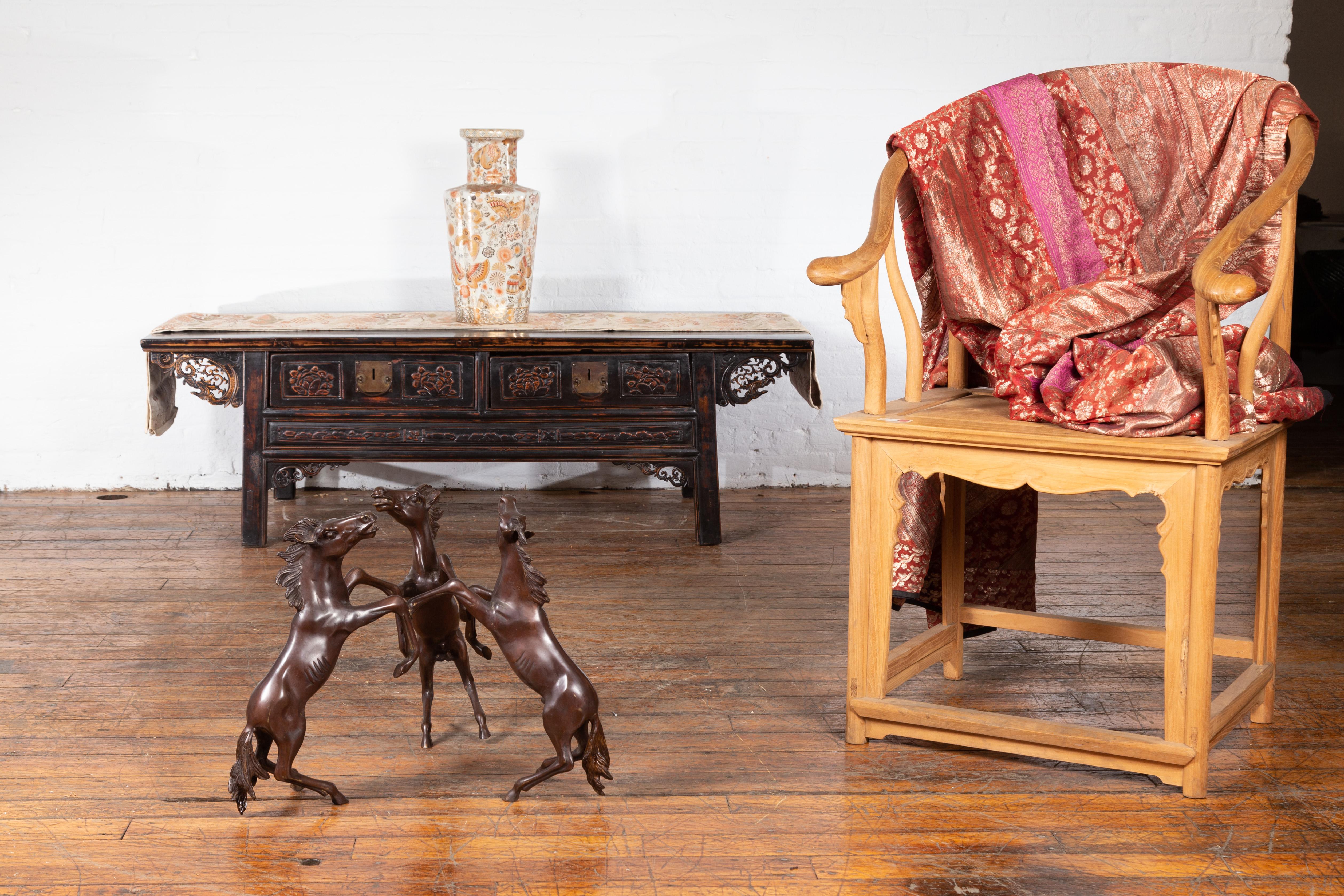 Une base de table vintage à trois chevaux en bronze coulé à la cire perdue du milieu du 20e siècle, avec une patine bronze. Créé avec la technique traditionnelle de la cire perdue (à la cire Perdue) qui permet une grande précision dans les détails,
