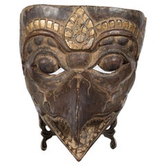 Masque animal tribal indonésien Lombok aux accents dorés et aux caractéristiques saisissantes